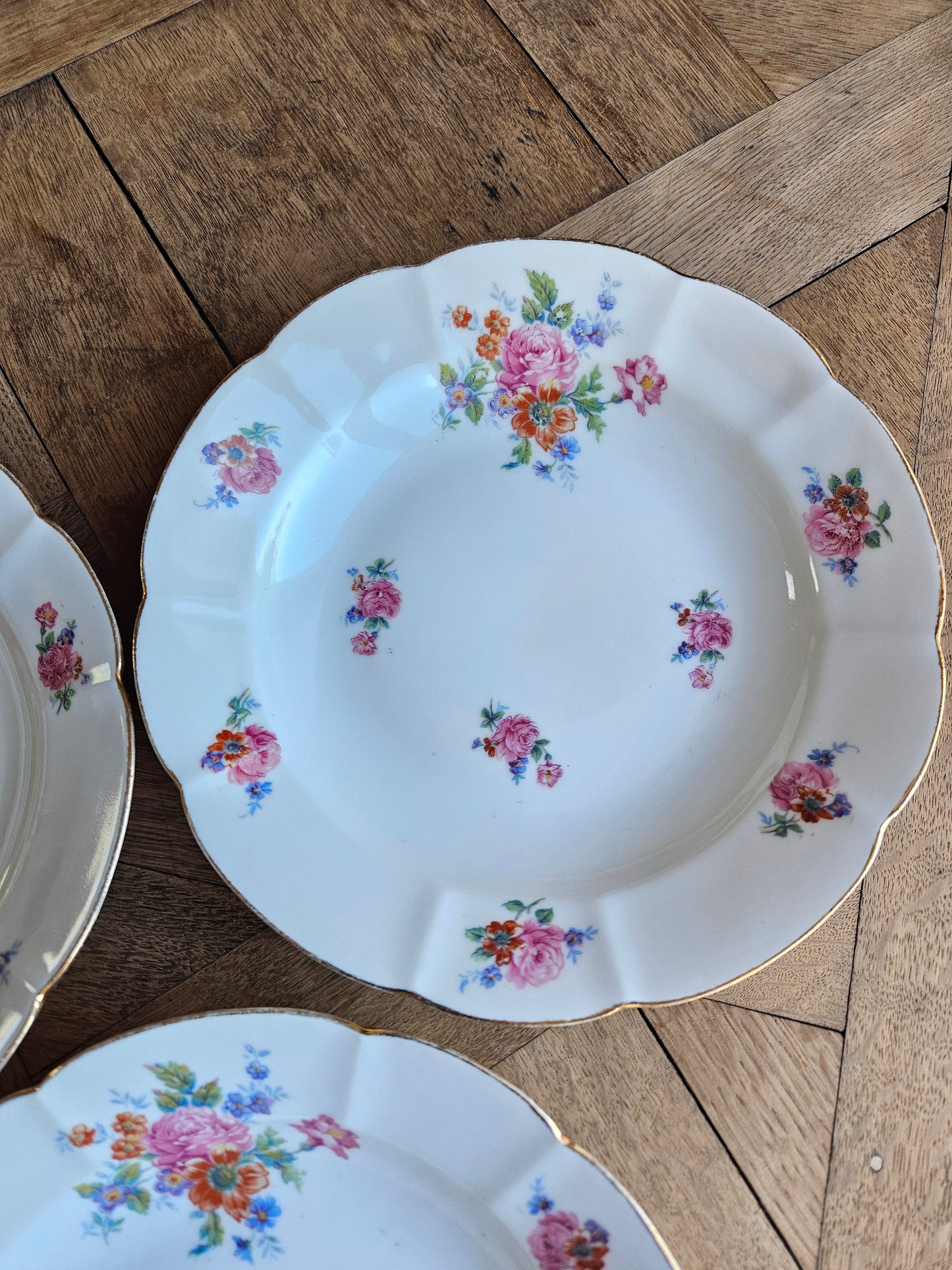 Assiettes creuses dépareillées en porcelaine