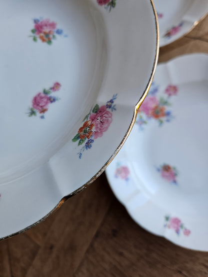 Assiettes creuses dépareillées en porcelaine