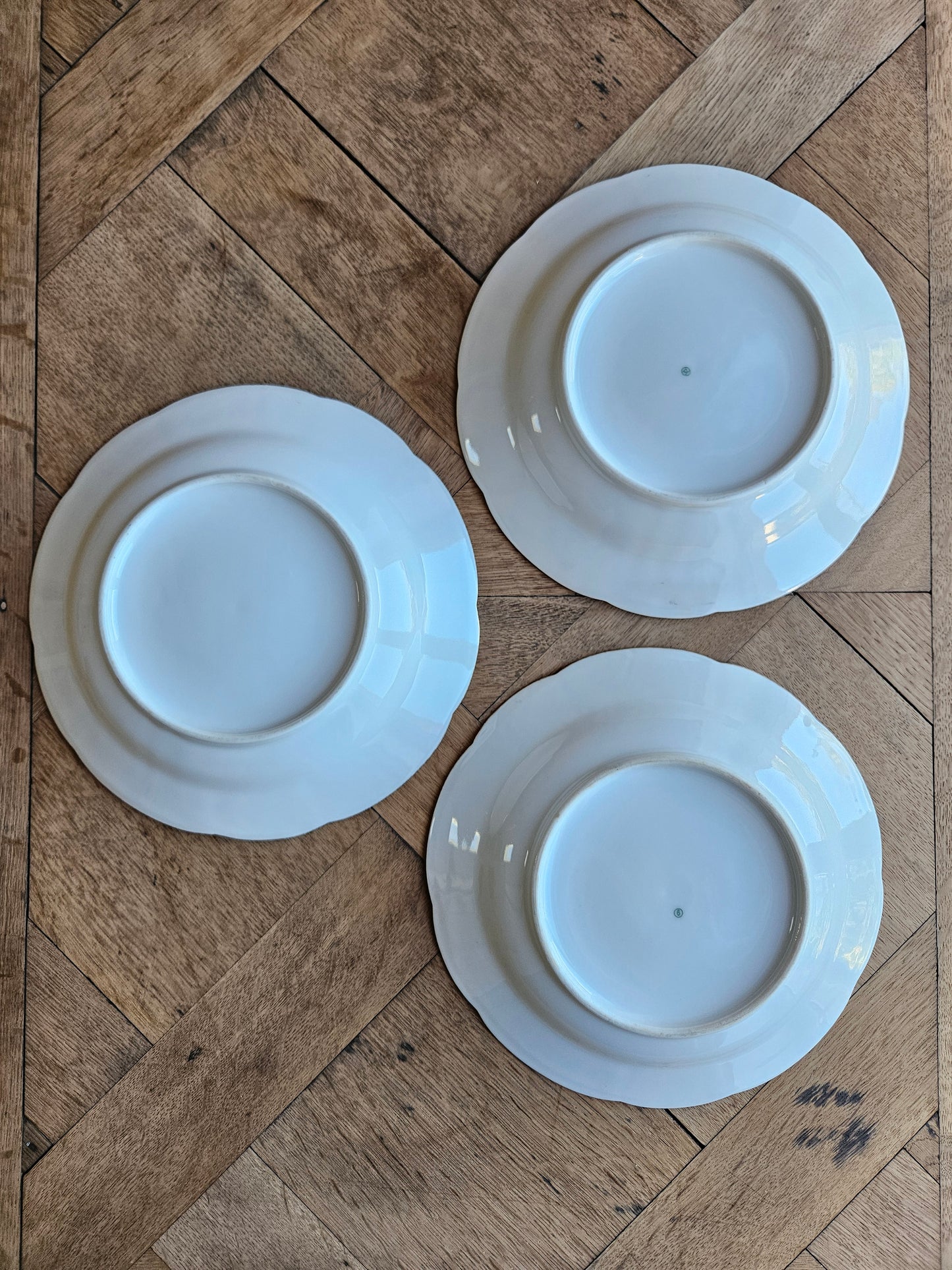 Assiettes creuses dépareillées en porcelaine