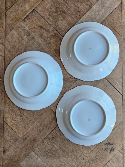 Assiettes creuses dépareillées en porcelaine