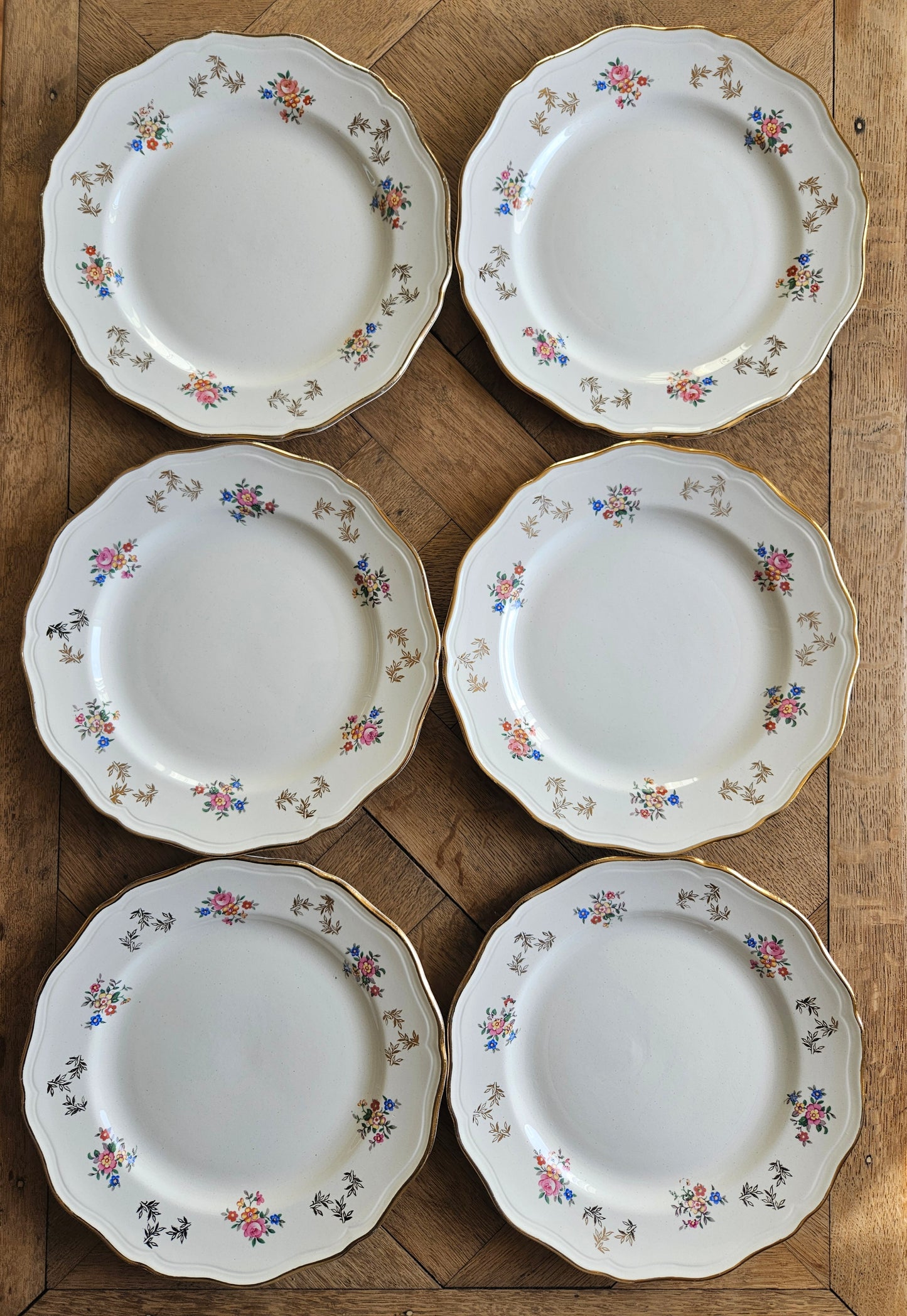 Assiettes plates L’Amandinoise, petites fleurs