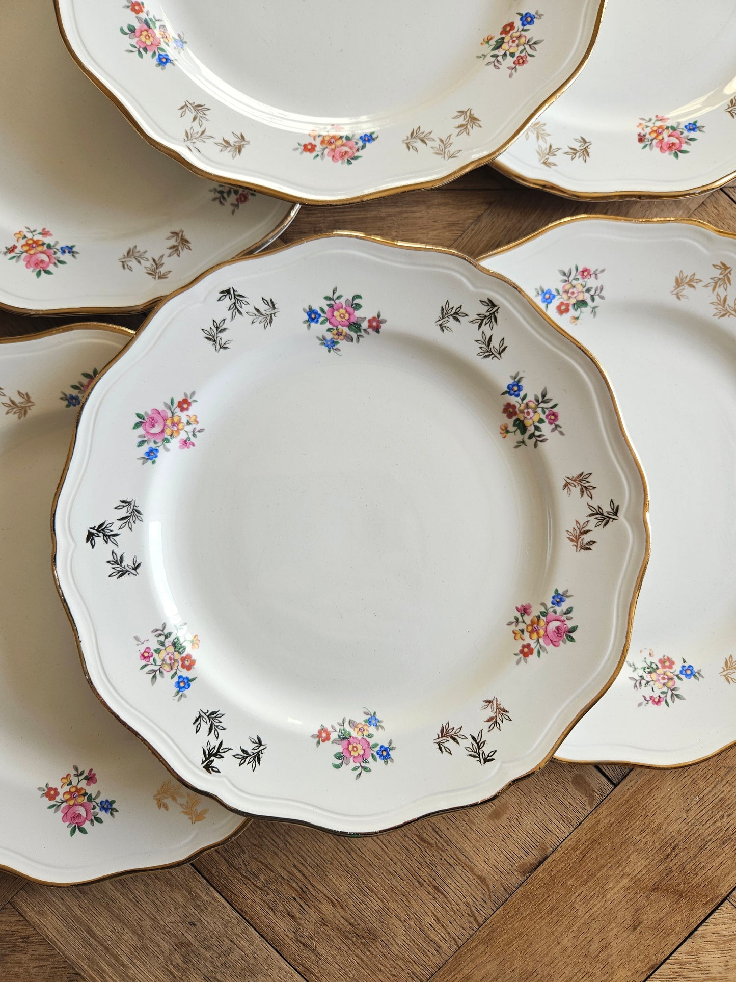 Assiettes plates L’Amandinoise, petites fleurs