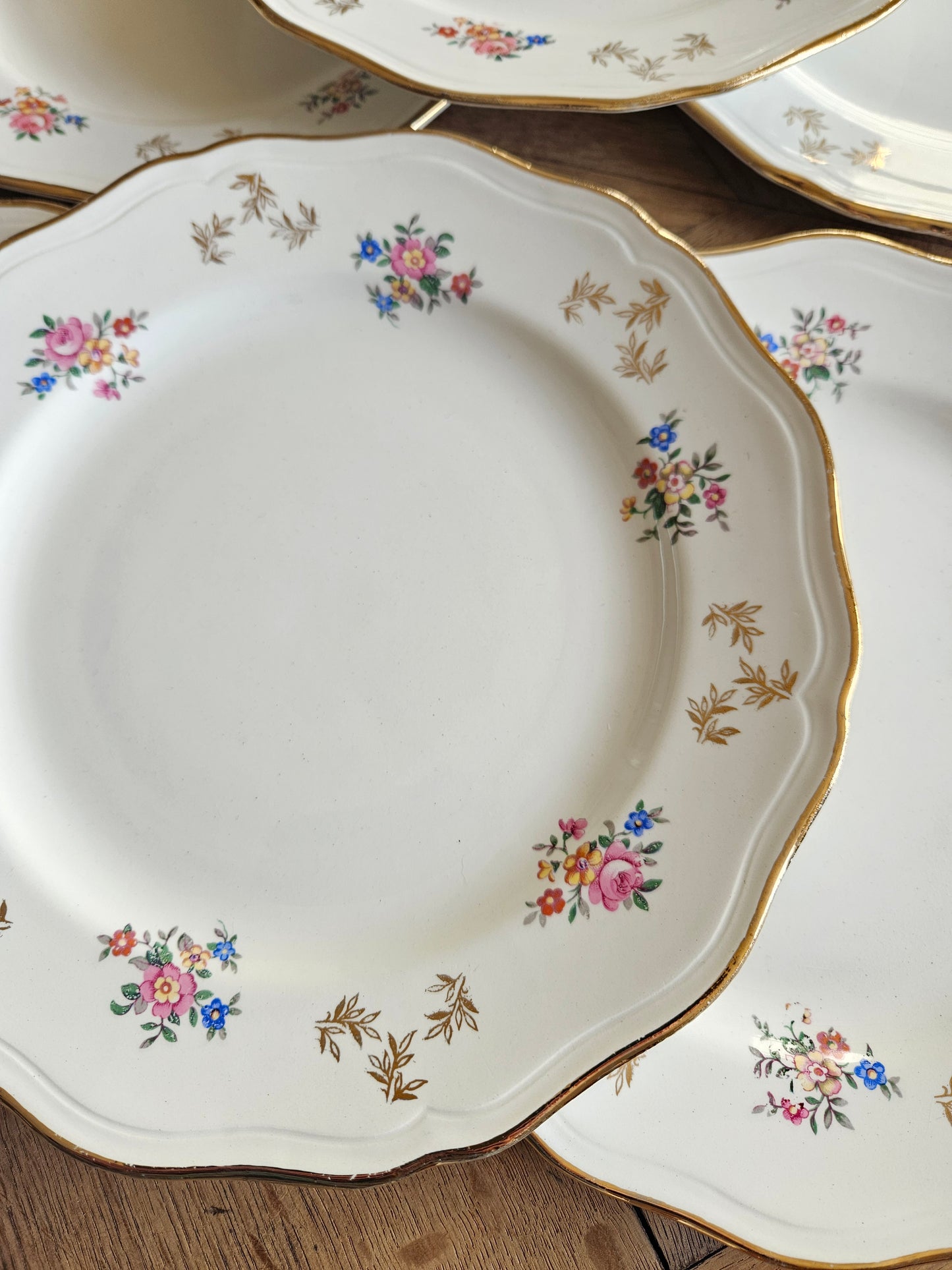 Assiettes plates L’Amandinoise, petites fleurs