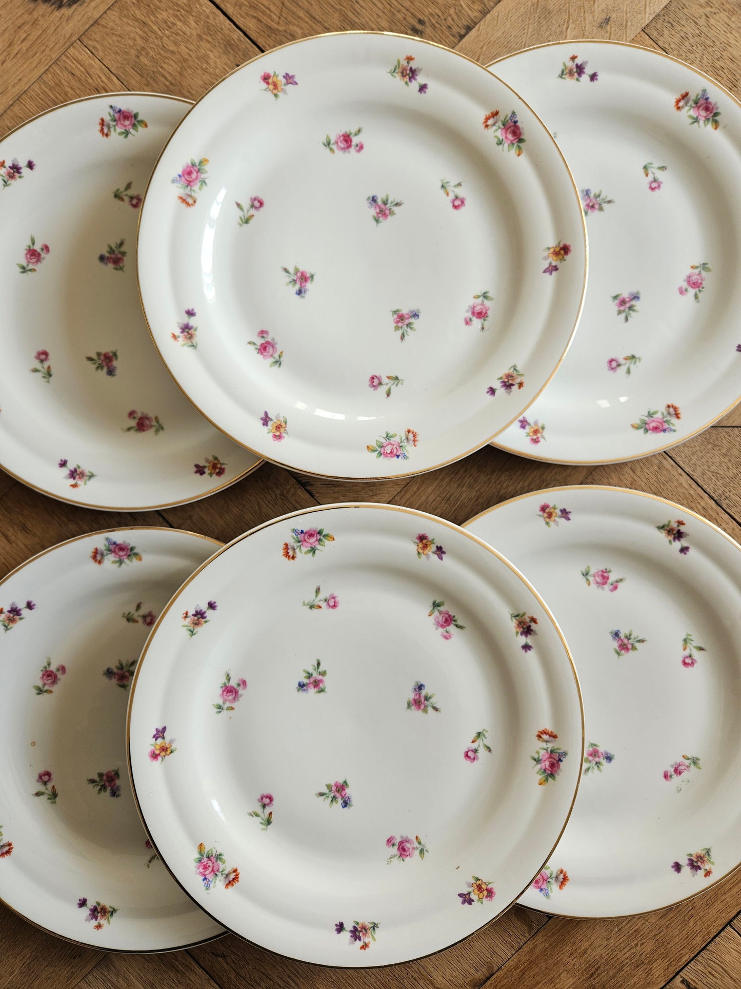 Assiettes plates vintage en porcelaine, petites fleurs