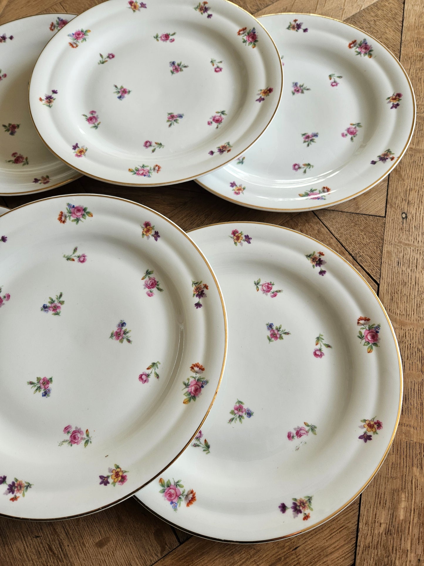 Assiettes plates vintage en porcelaine, petites fleurs