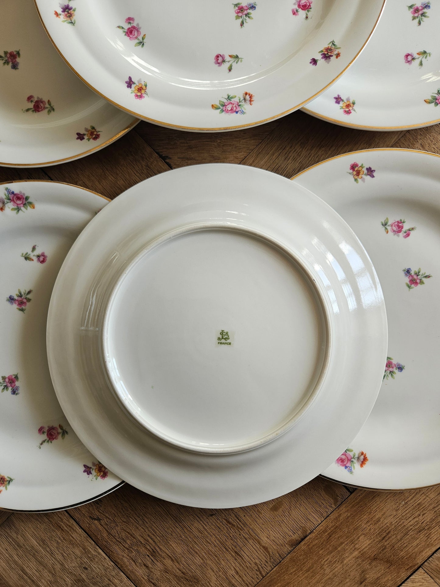 Assiettes plates vintage en porcelaine, petites fleurs