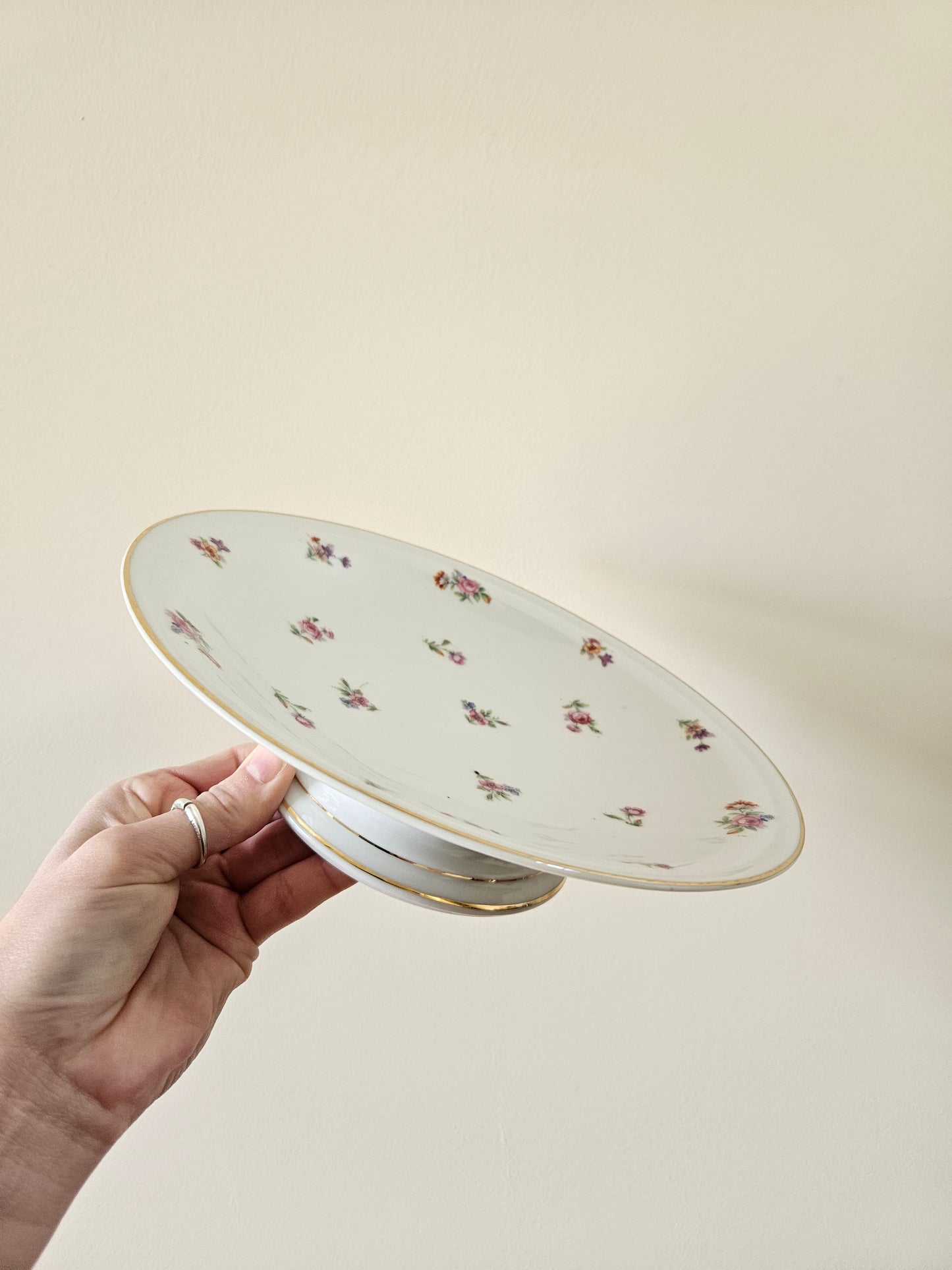 Assiette sur pied vintage en porcelaine, petites fleurs