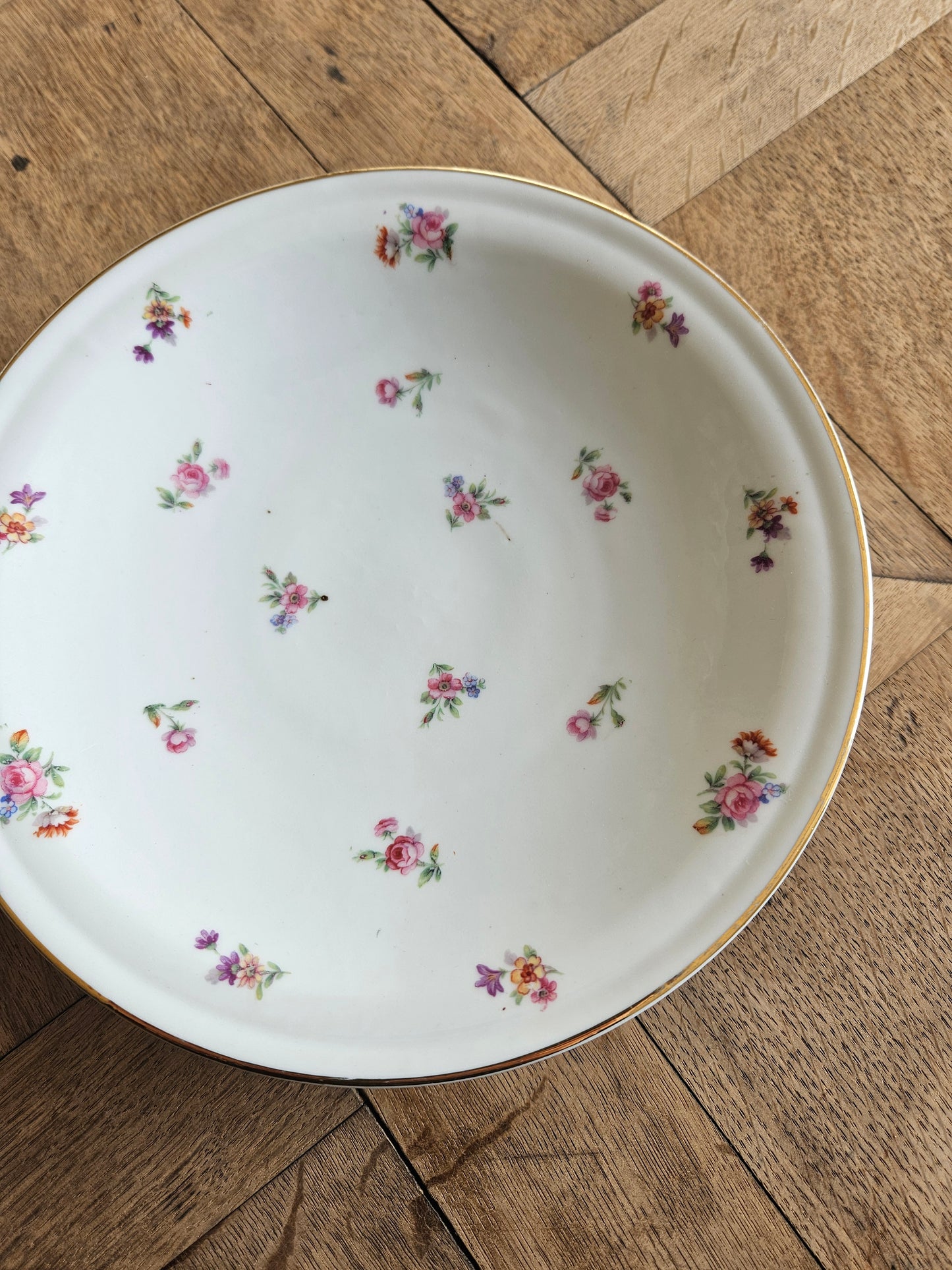 Assiette sur pied vintage en porcelaine, petites fleurs