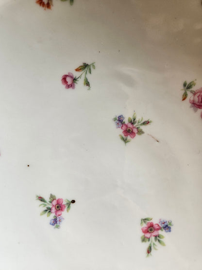 Assiette sur pied vintage en porcelaine, petites fleurs