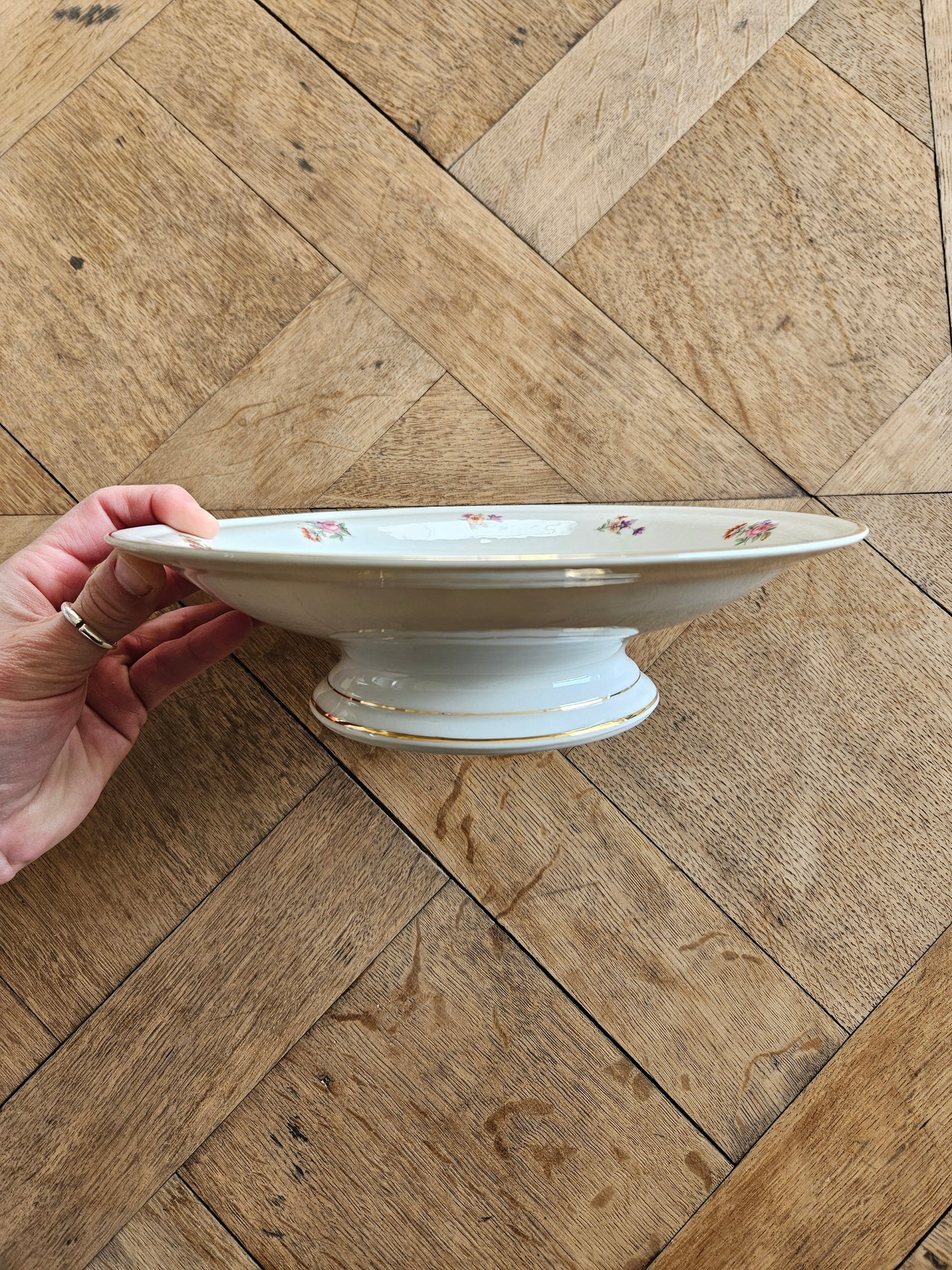Assiette sur pied vintage en porcelaine, petites fleurs