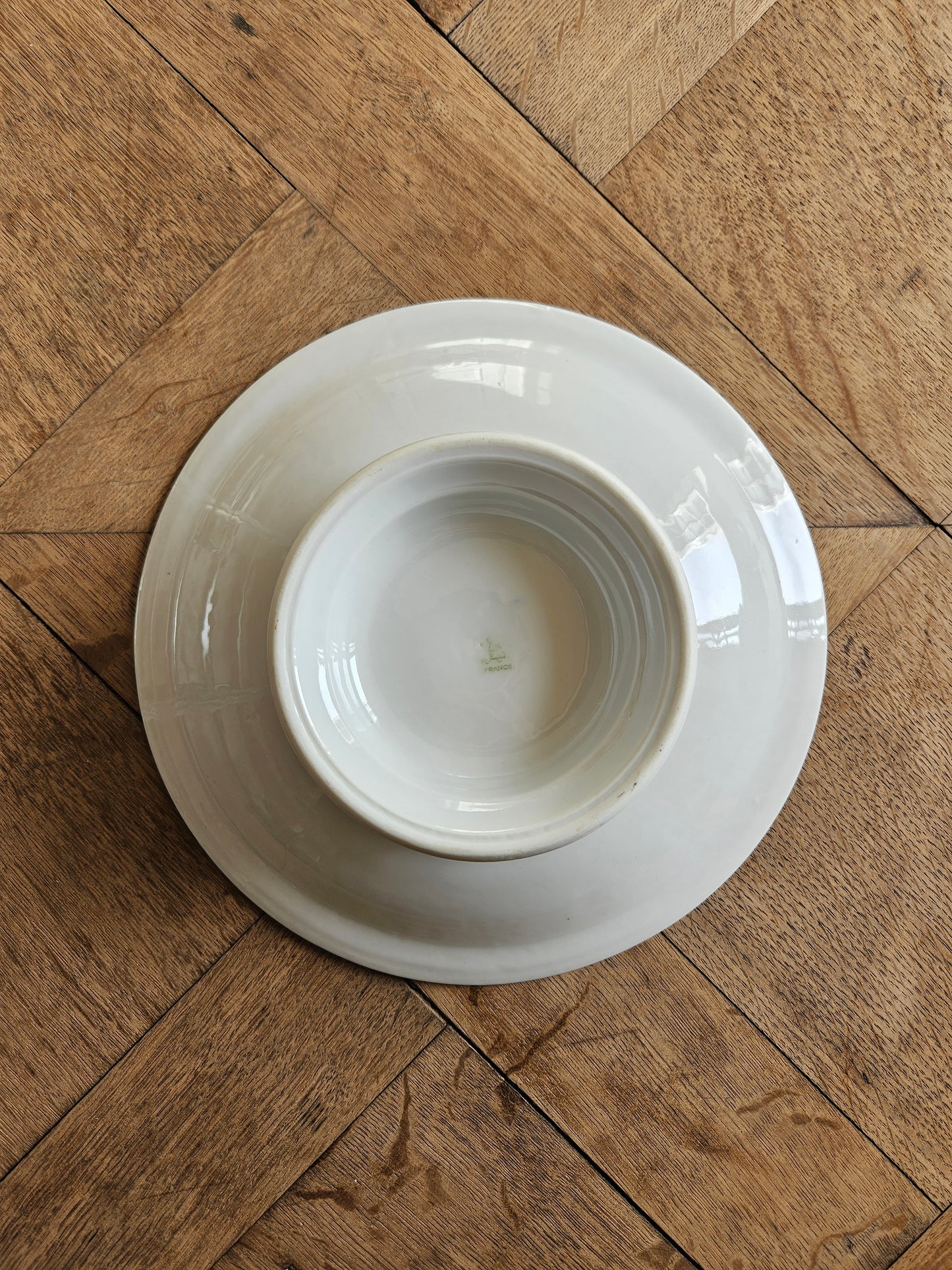 Assiette sur pied vintage en porcelaine, petites fleurs