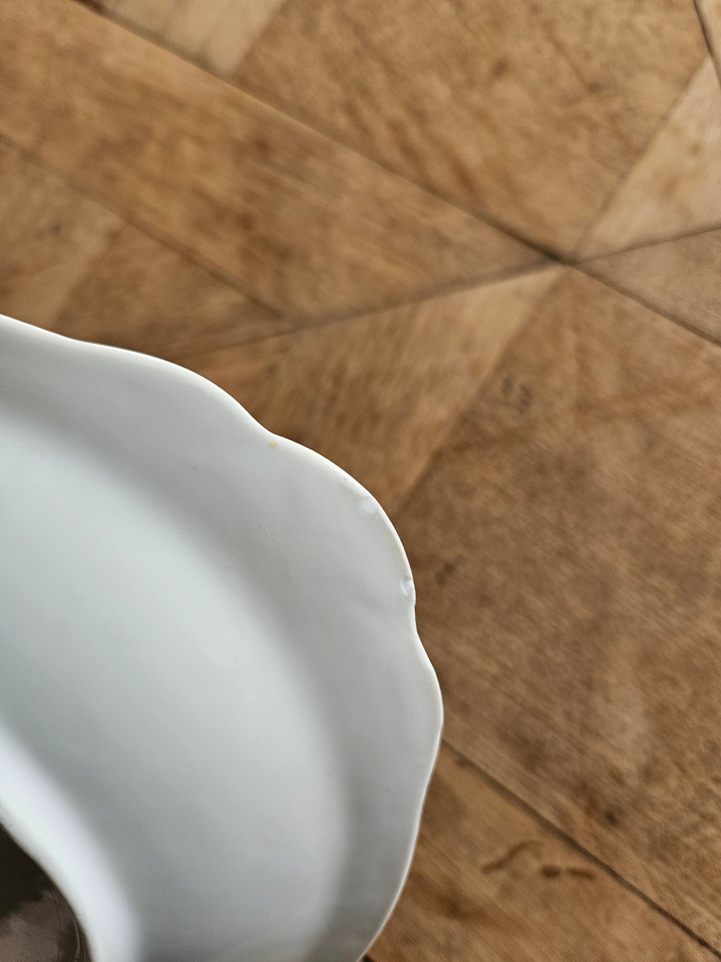 Plat ovale vintage en porcelaine, petites fleurs