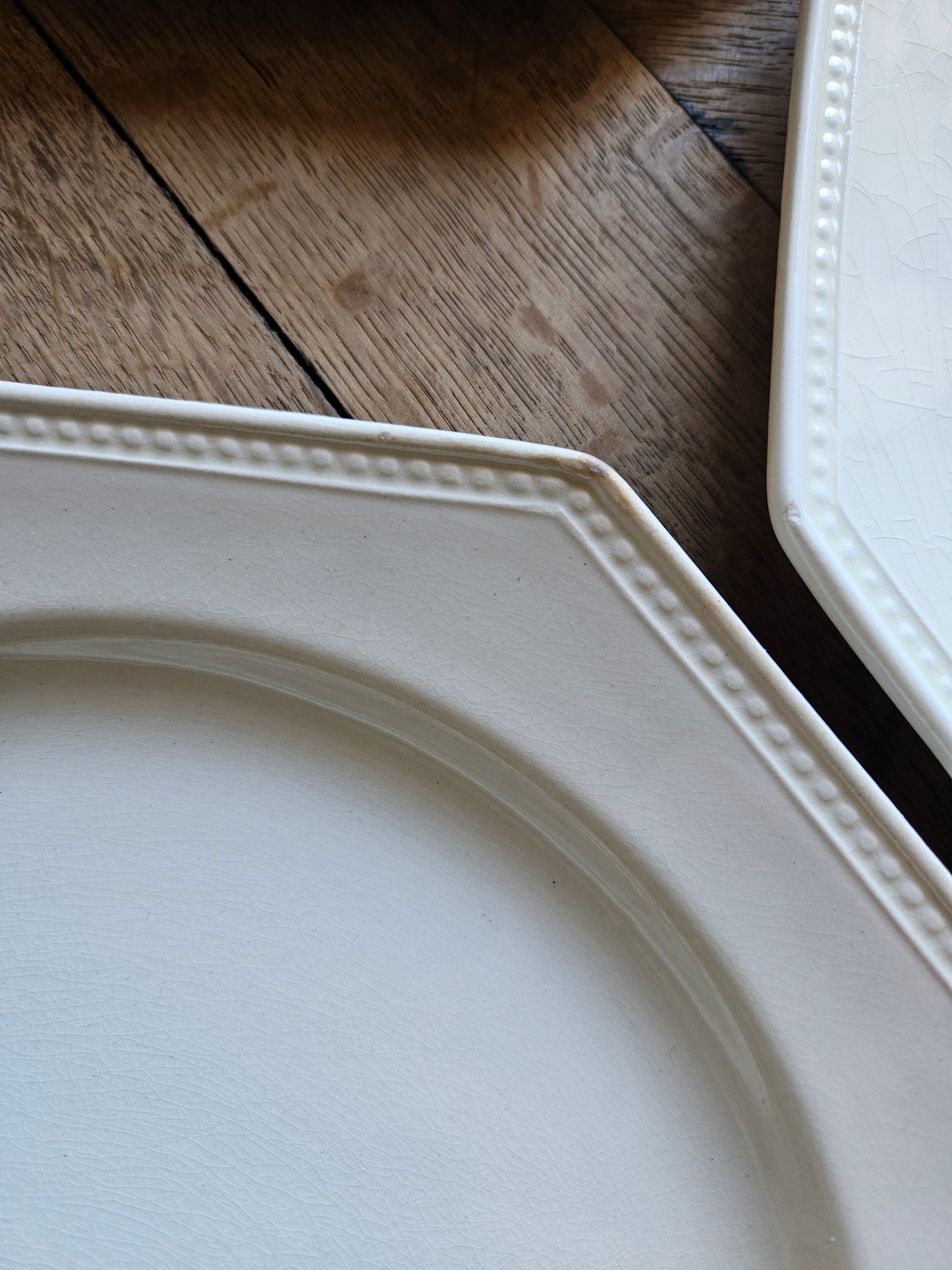 Assiettes plates octogonales perlées Montereau