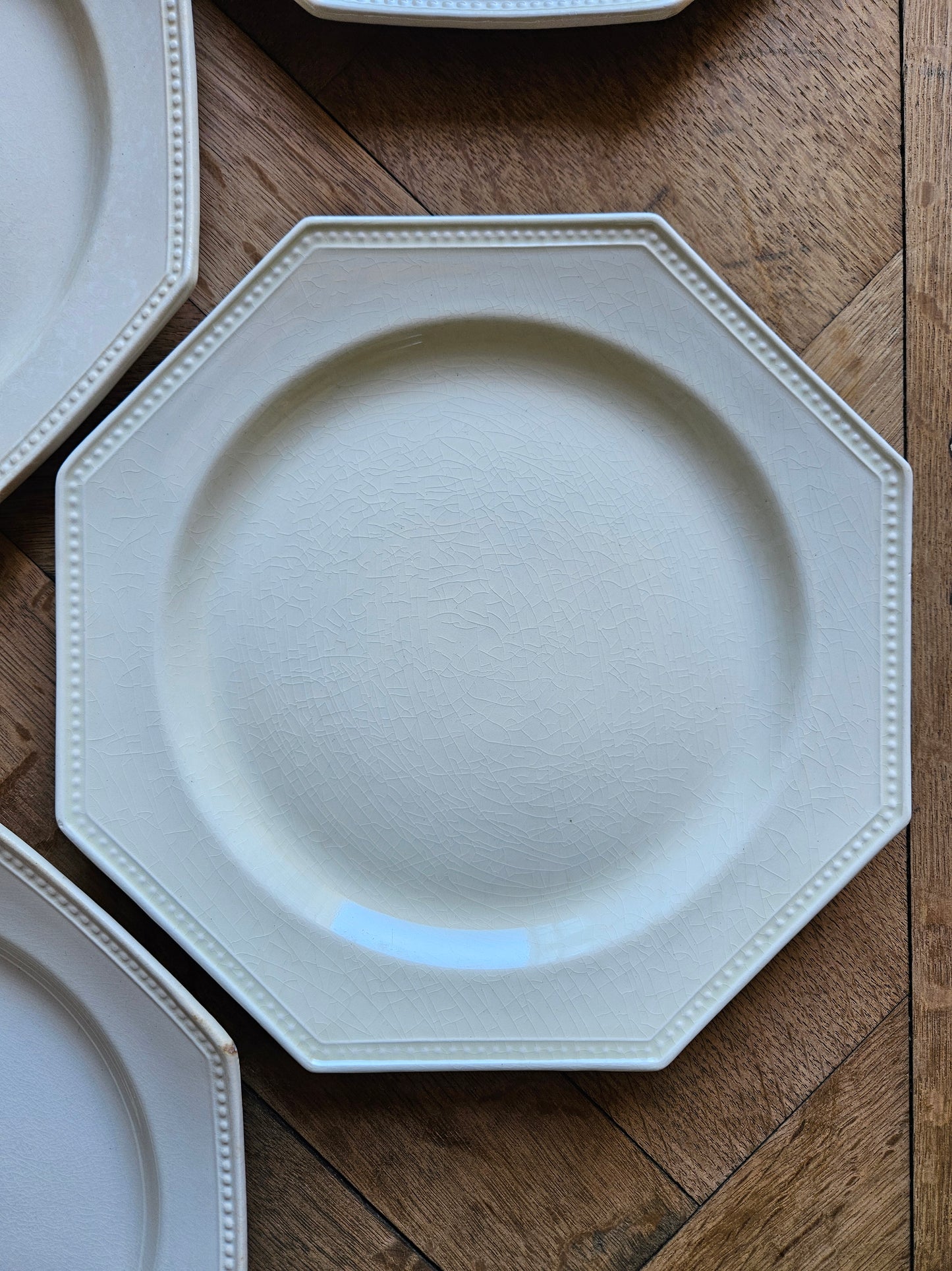 Assiettes plates octogonales perlées Montereau