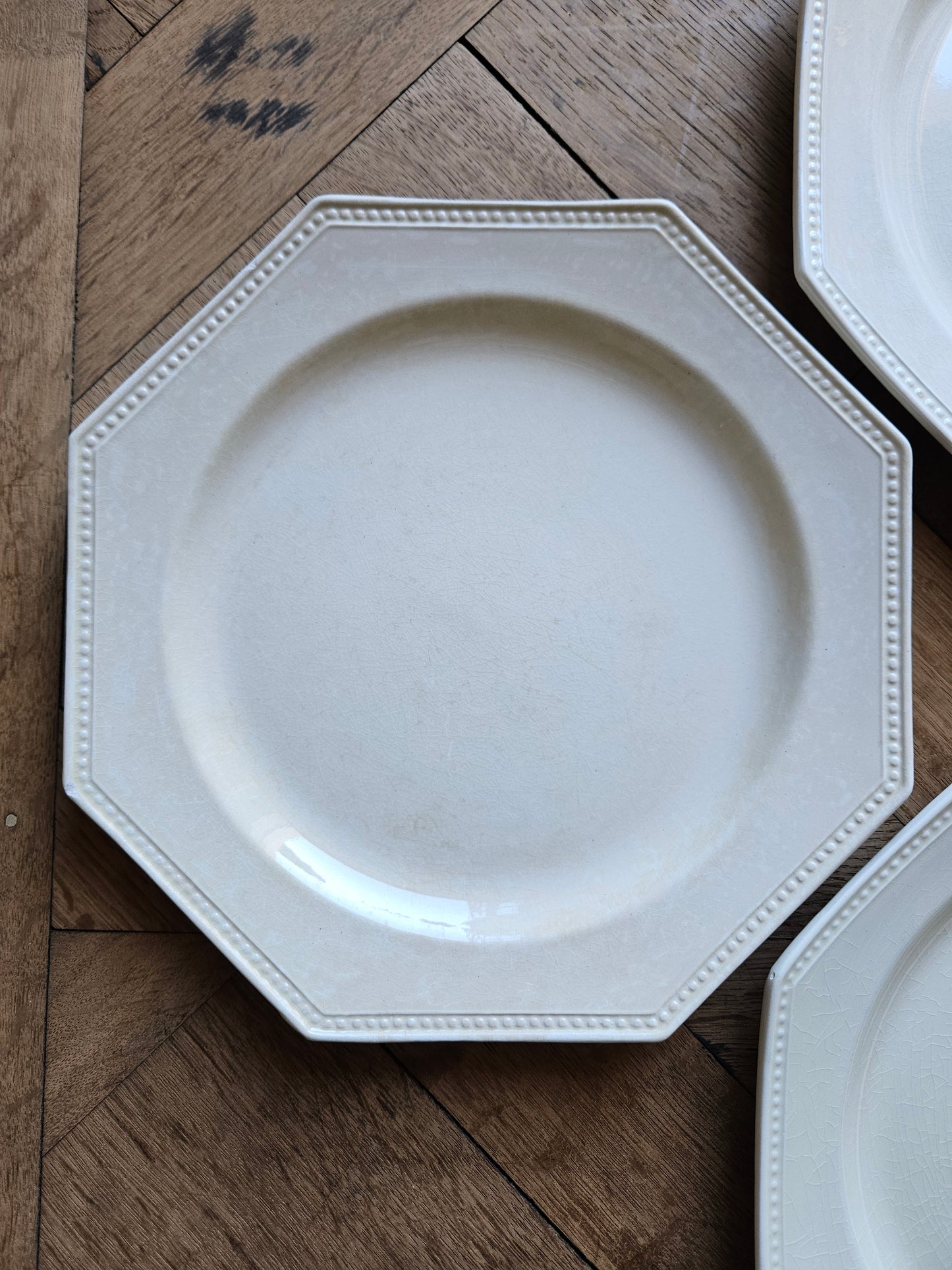Assiettes plates octogonales perlées Montereau
