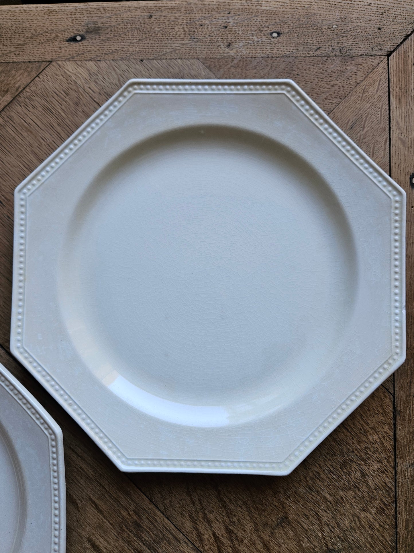 Assiettes plates octogonales perlées Montereau