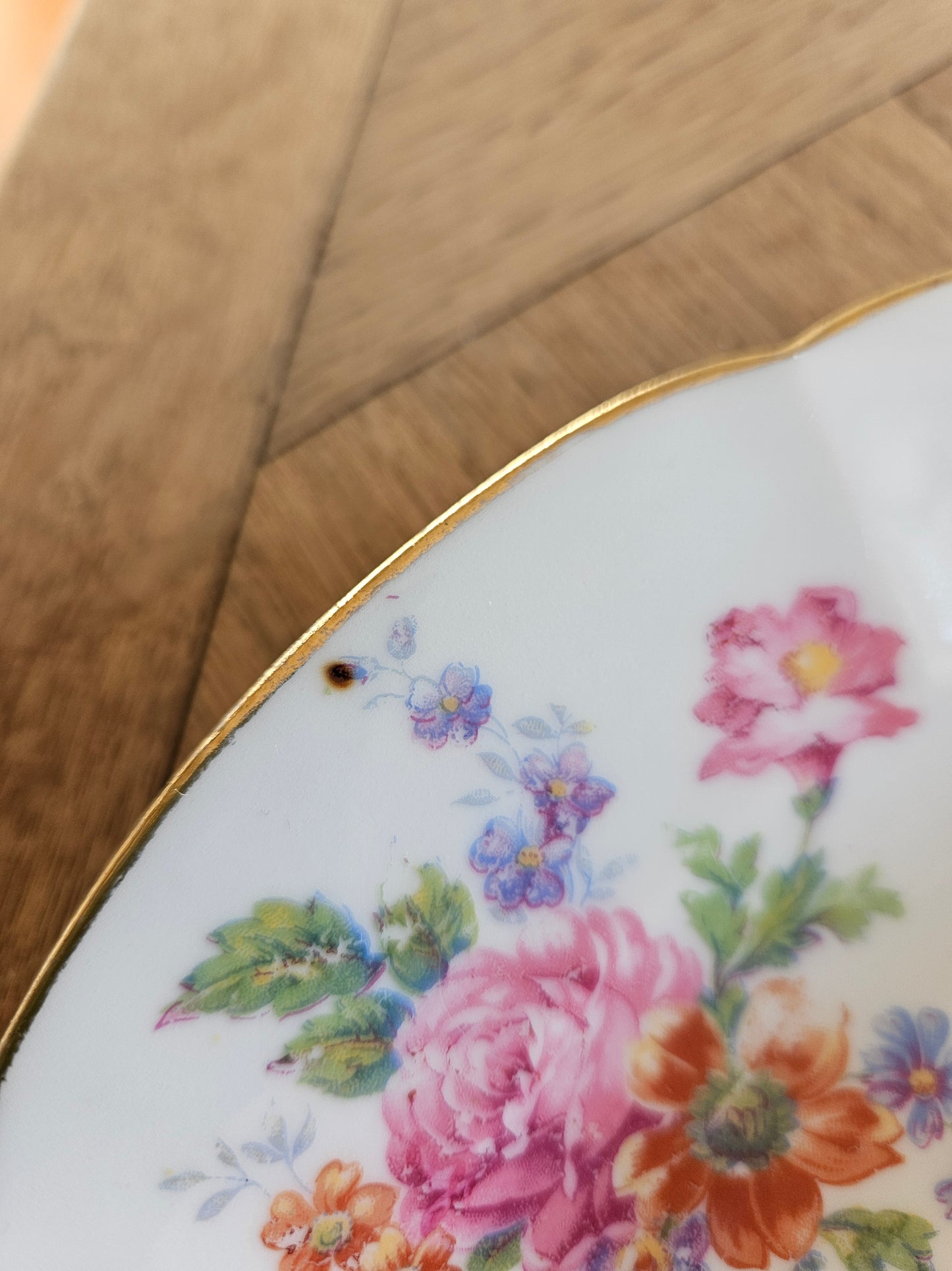 Assiettes plates vintage en porcelaine, bouquets de fleurs