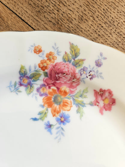 Assiettes plates vintage en porcelaine, bouquets de fleurs