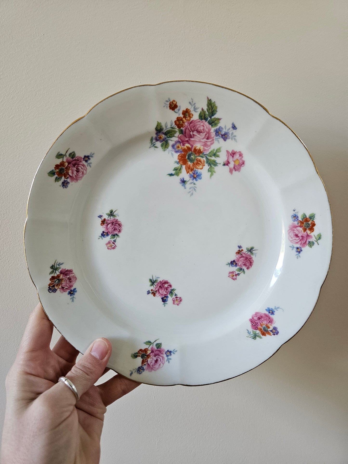 Assiettes plates vintage en porcelaine, bouquets de fleurs