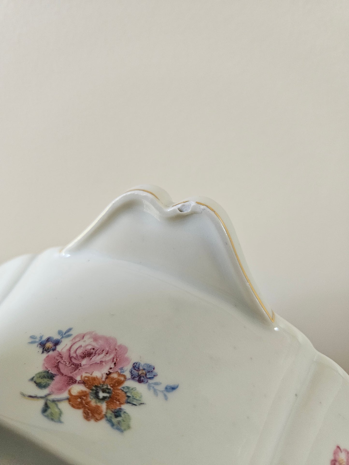 Légumier vintage en porcelaine, bouquets de fleurs