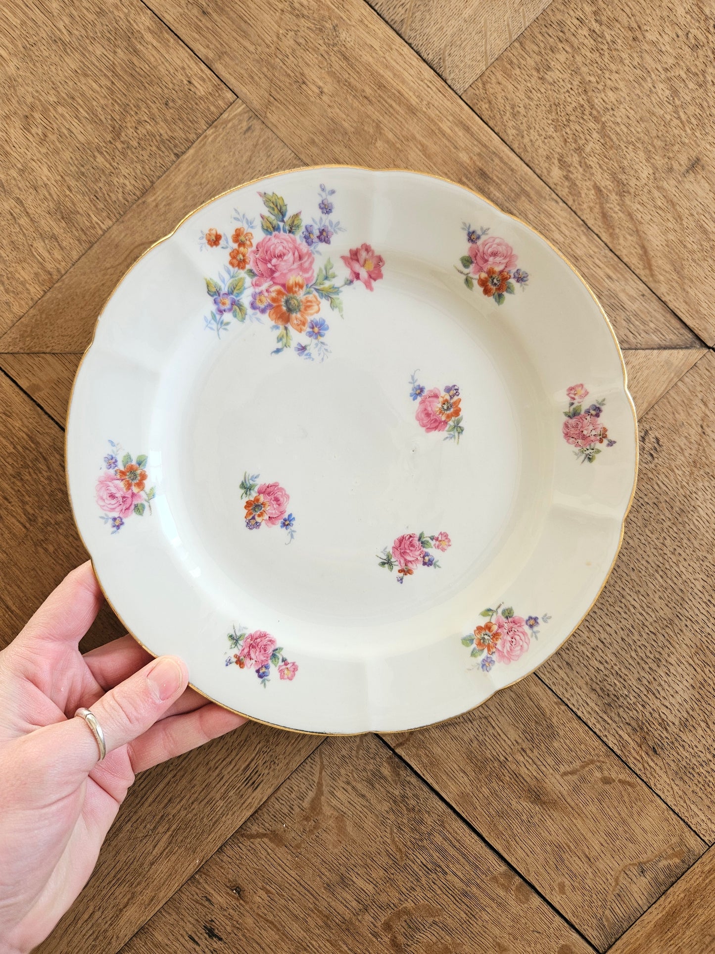 Assiette sur pied vintage en porcelaine, bouquets de fleurs