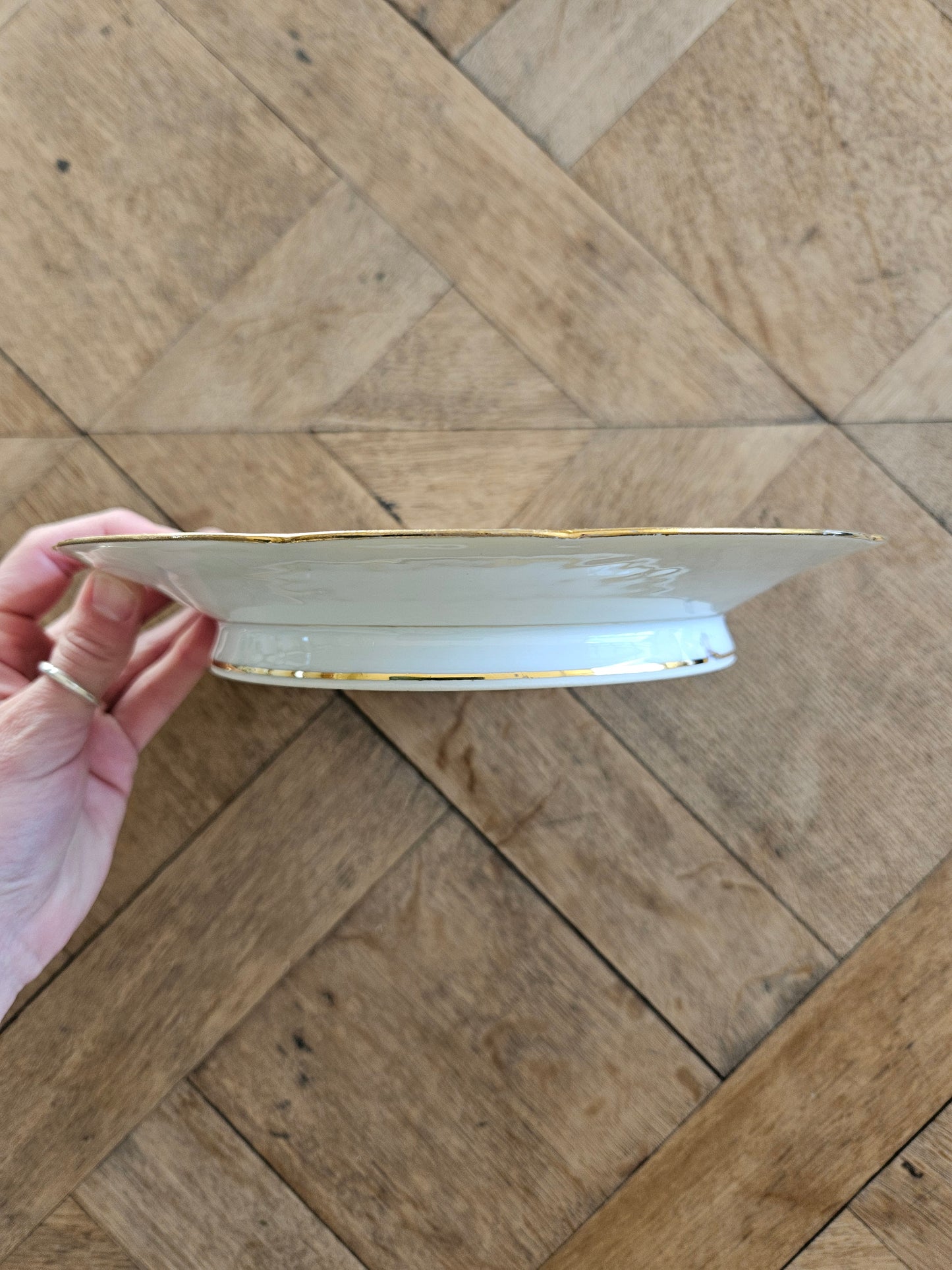 Assiette sur pied vintage en porcelaine, bouquets de fleurs