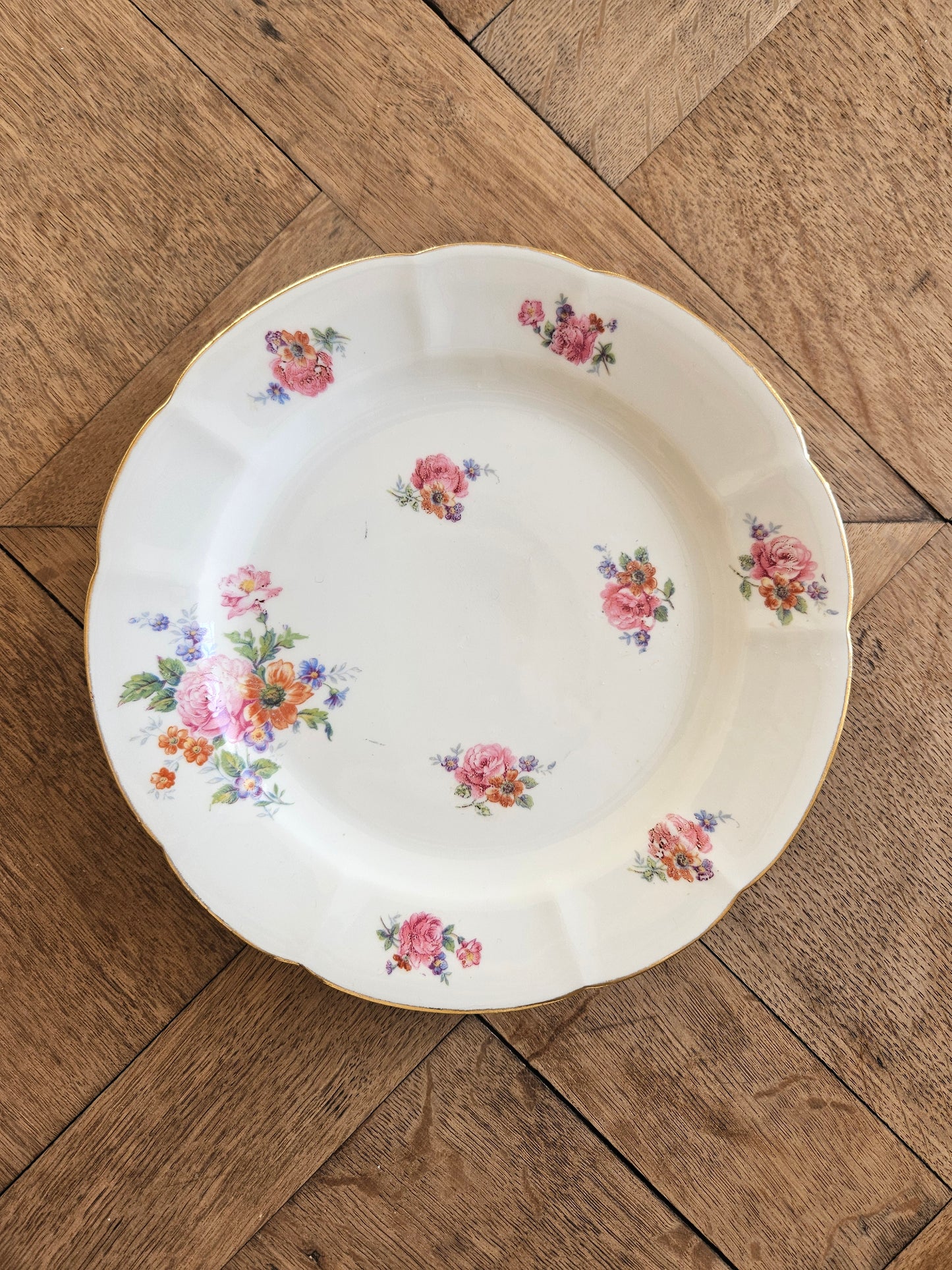 Assiette sur pied vintage en porcelaine, bouquets de fleurs