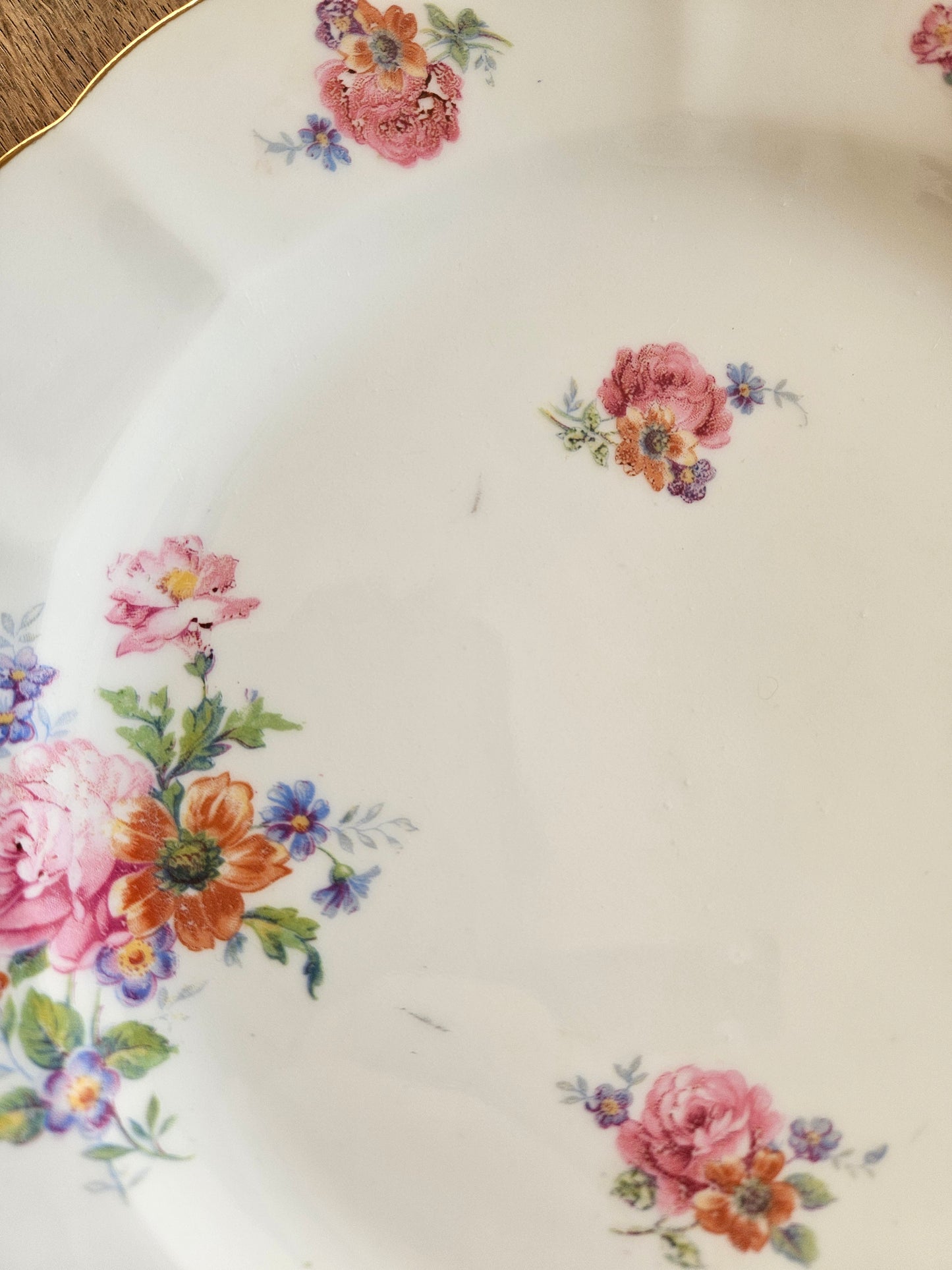 Assiette sur pied vintage en porcelaine, bouquets de fleurs