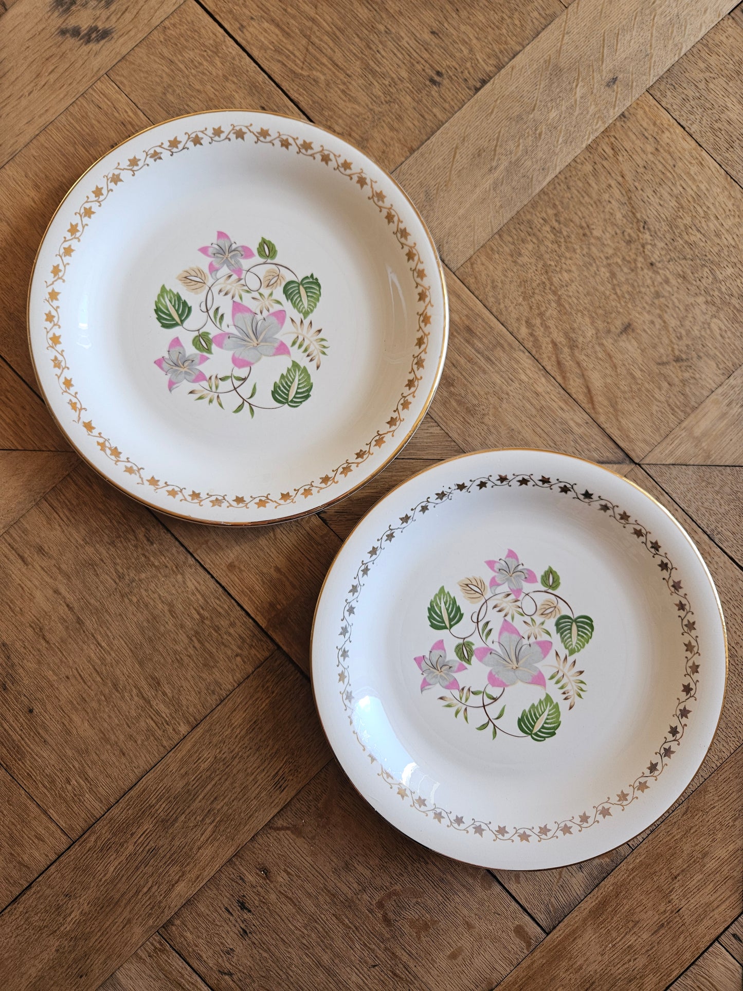 Assiettes plates dépareillées, fleurs et dorure