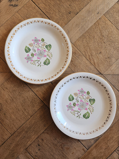 Assiettes plates dépareillées, fleurs et dorure