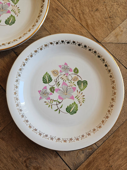 Assiettes plates dépareillées, fleurs et dorure