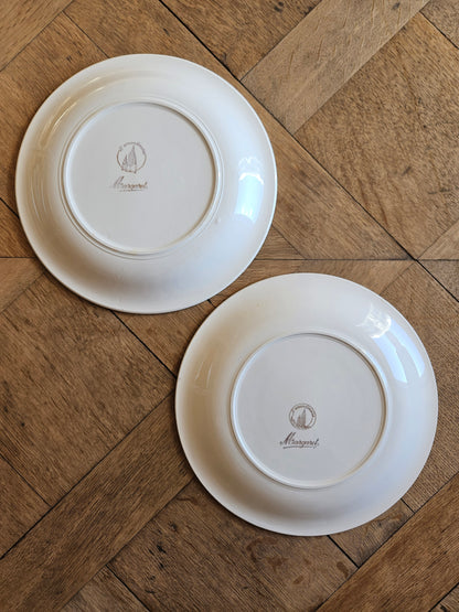 Assiettes plates dépareillées, fleurs et dorure