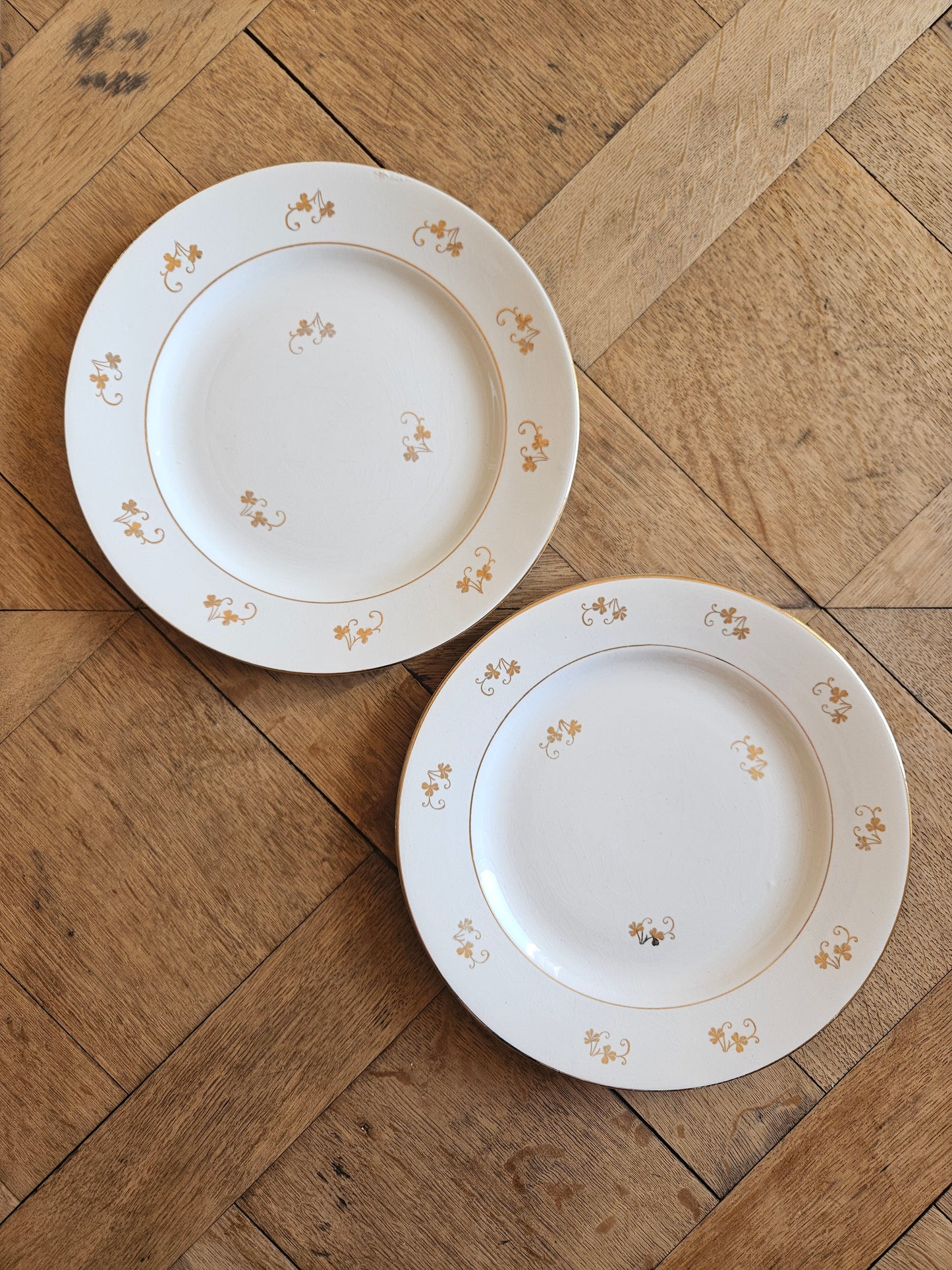 Assiettes plates dépareillées, fleurs et dorure