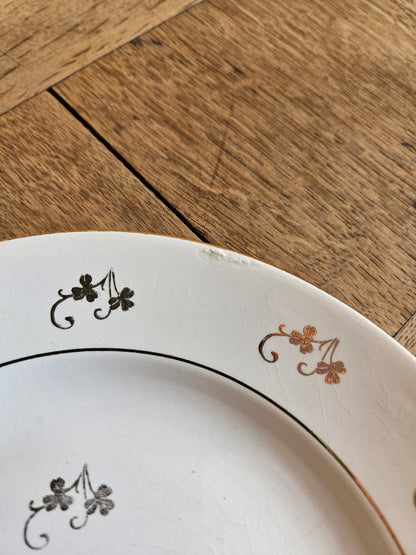 Assiettes plates dépareillées, fleurs et dorure