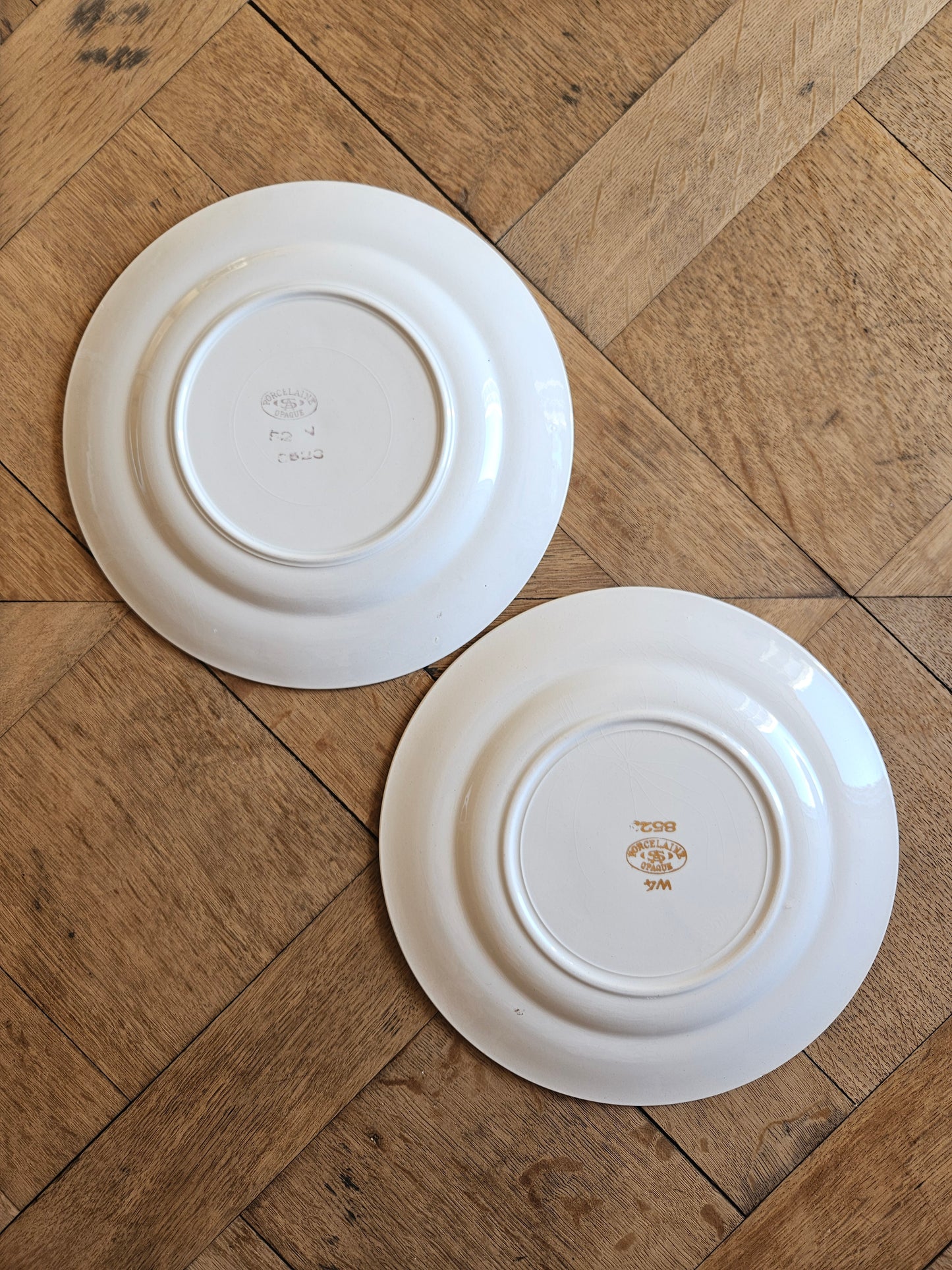 Assiettes plates dépareillées, fleurs et dorure