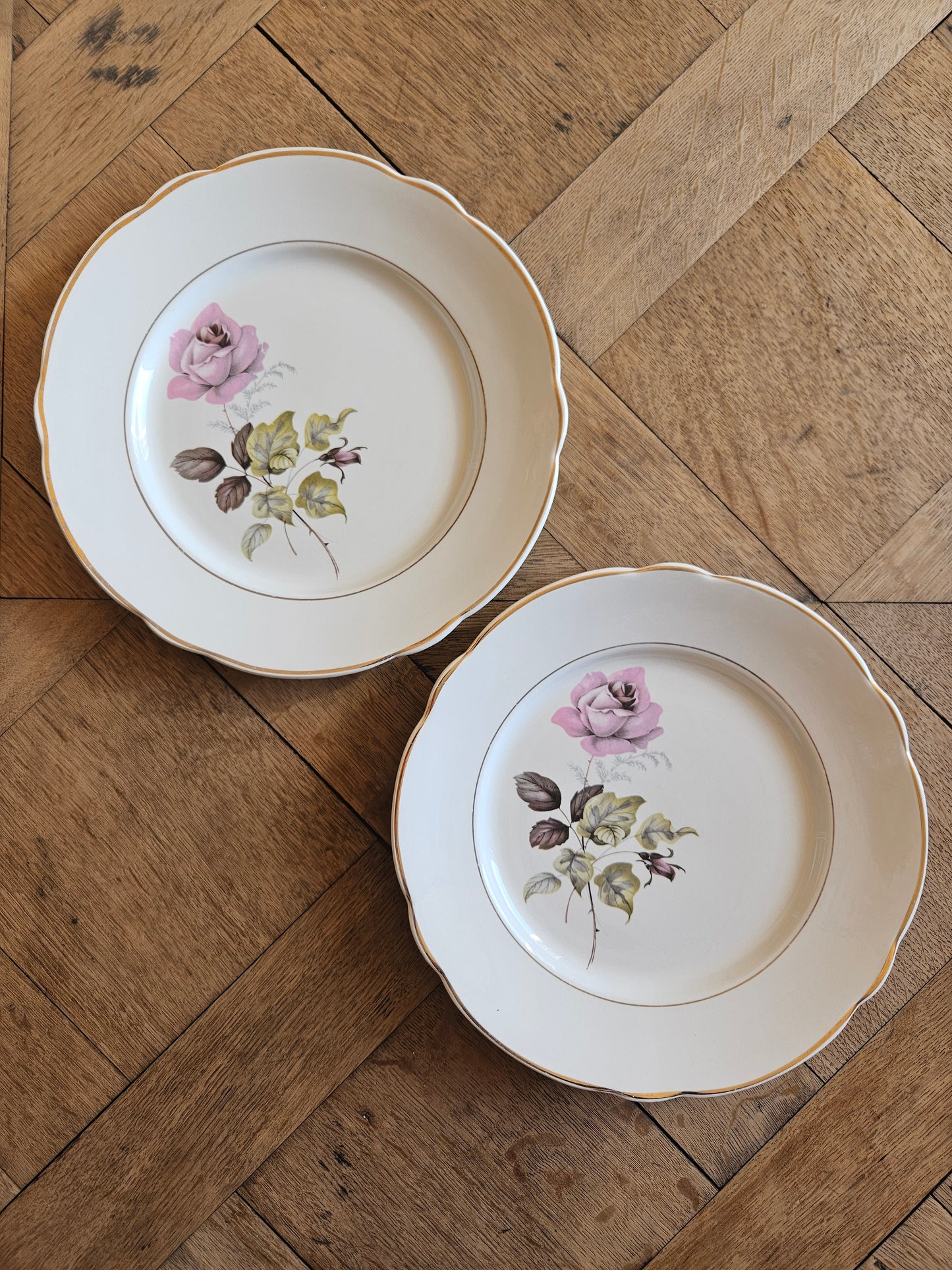 Assiettes plates dépareillées, fleurs et dorure