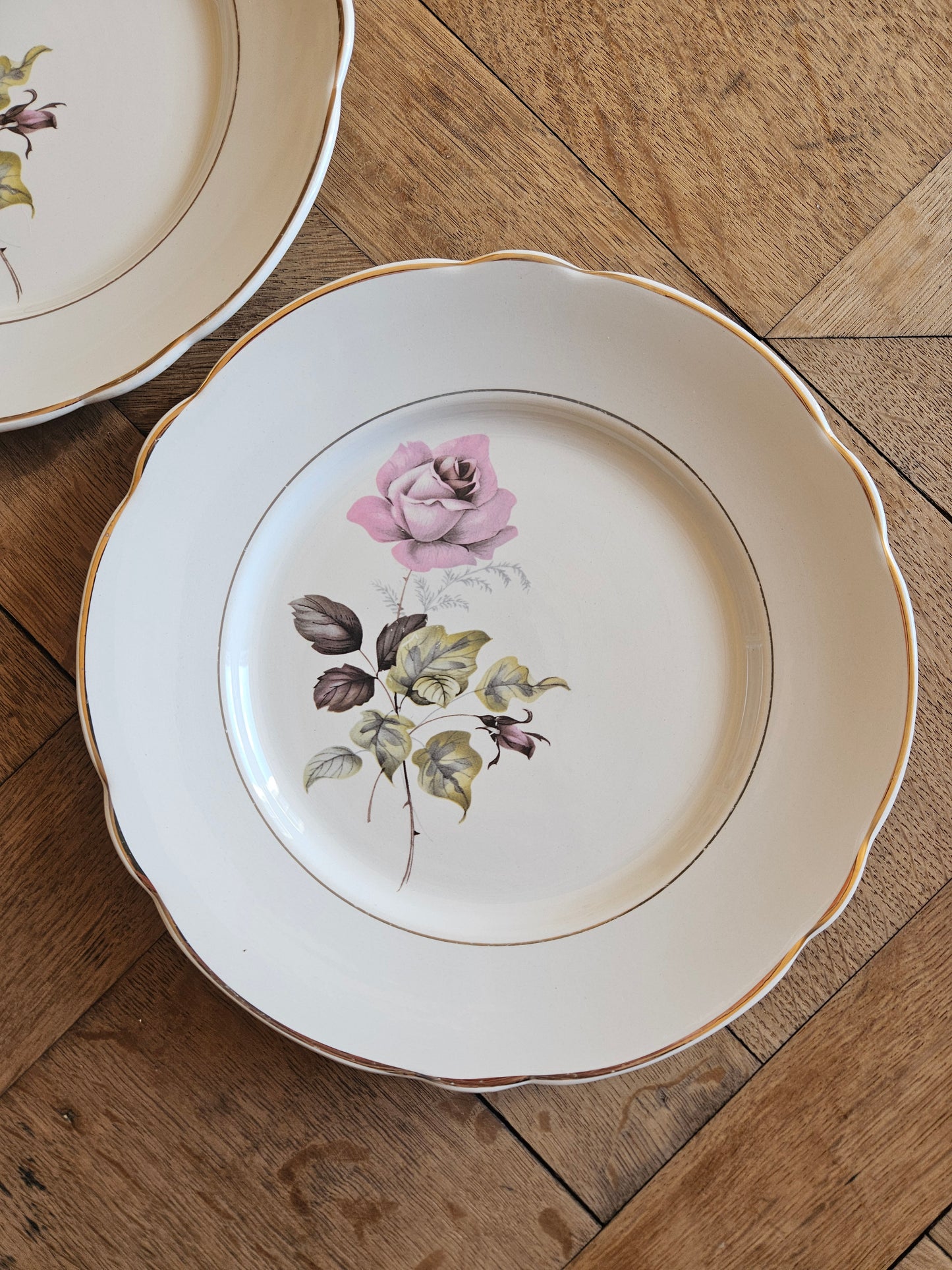 Assiettes plates dépareillées, fleurs et dorure