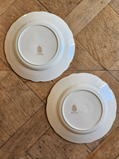 Assiettes plates dépareillées, fleurs et dorure