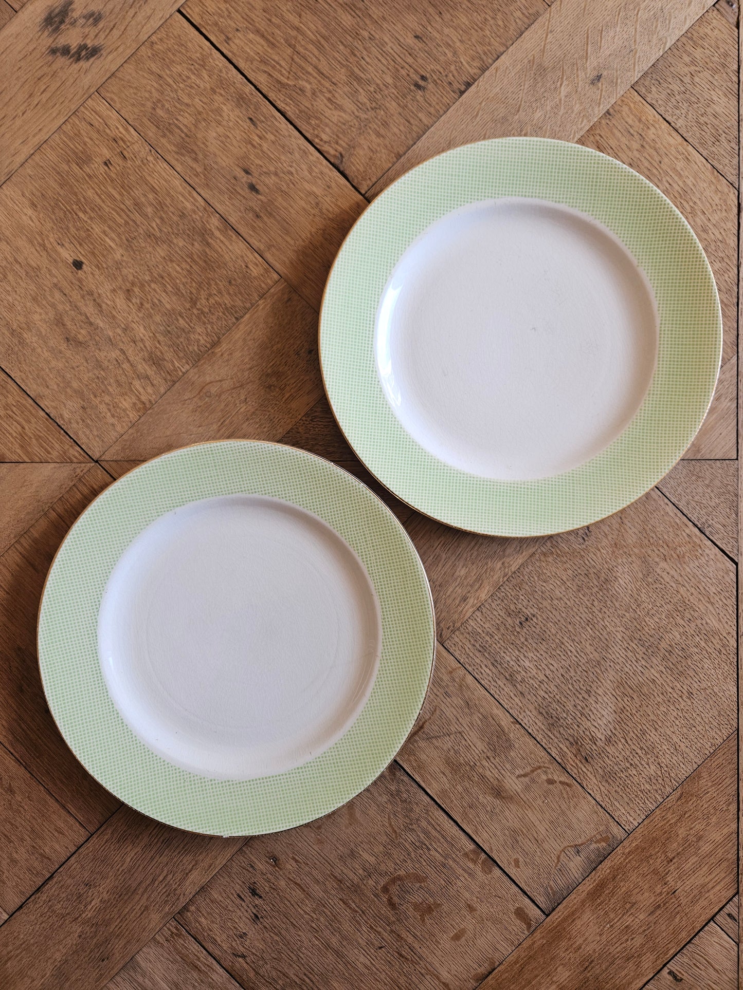 Assiettes plates dépareillées, vert pomme et fleurs