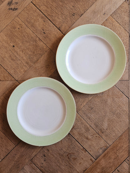 Assiettes plates dépareillées, vert pomme et fleurs