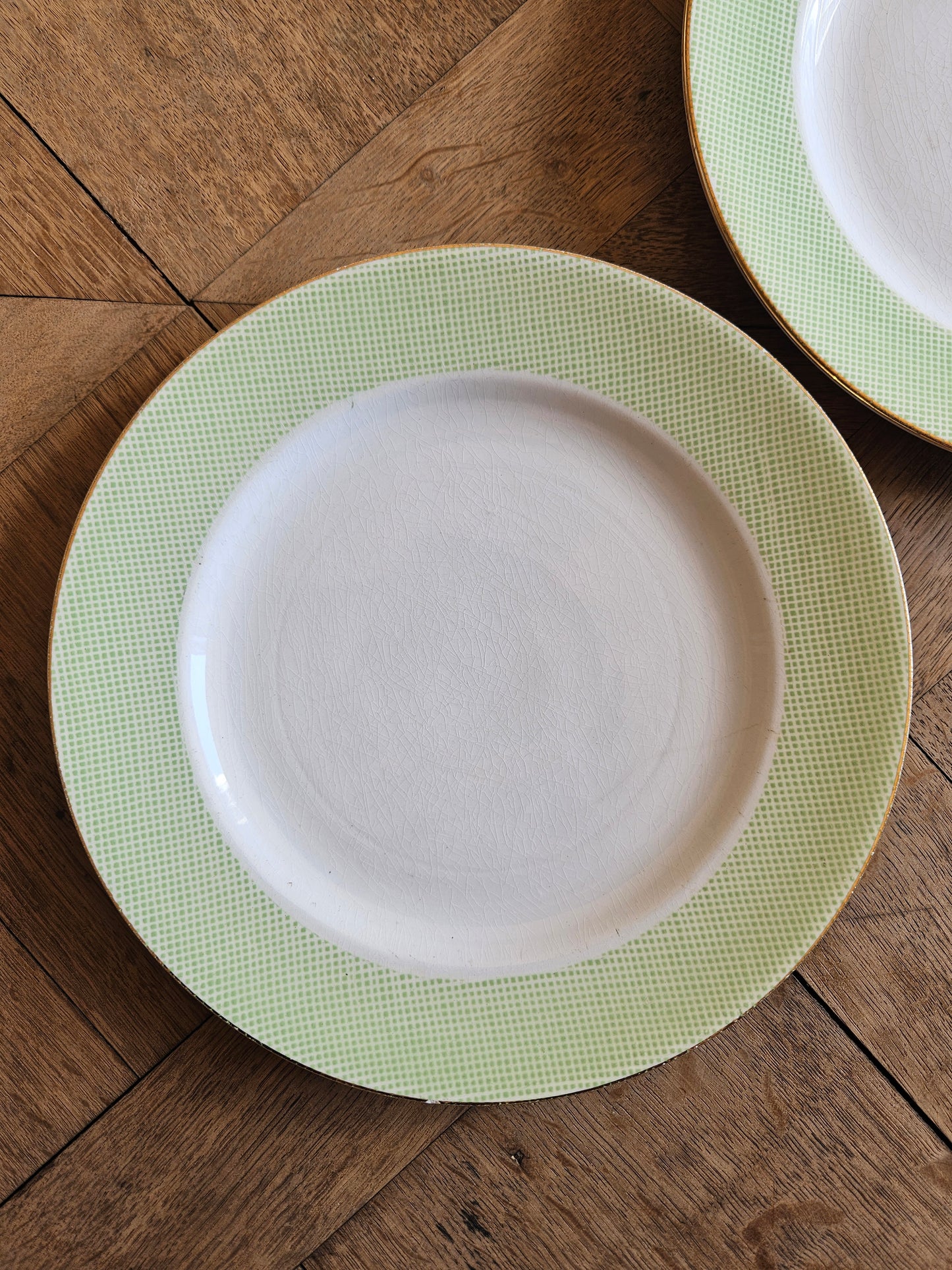 Assiettes plates dépareillées, vert pomme et fleurs