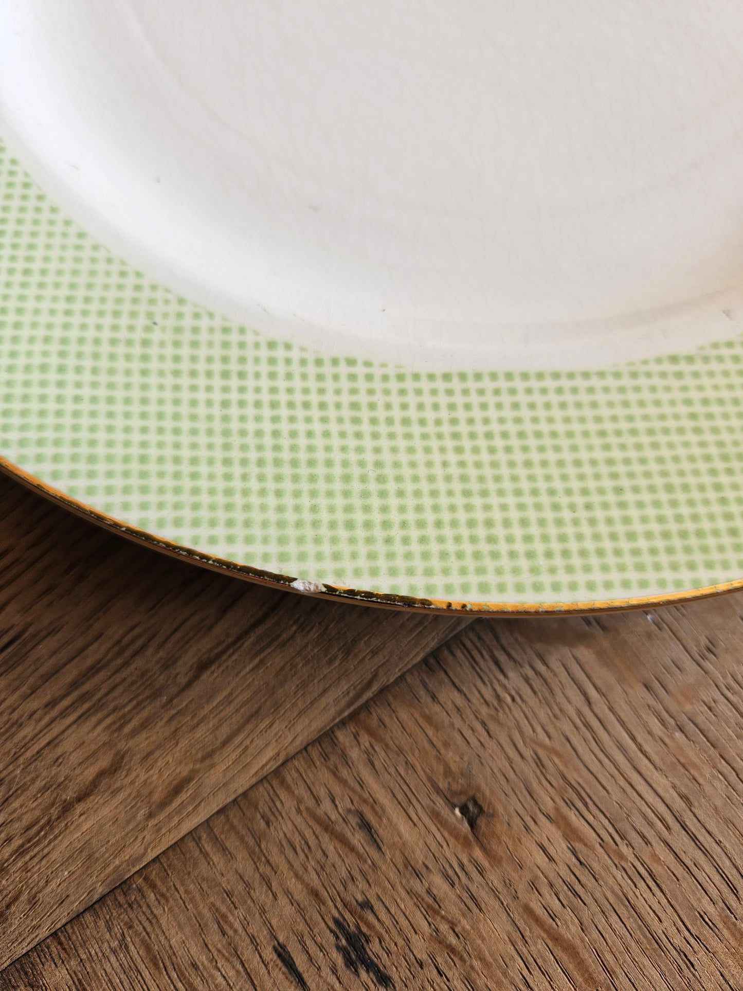 Assiettes plates dépareillées, vert pomme et fleurs