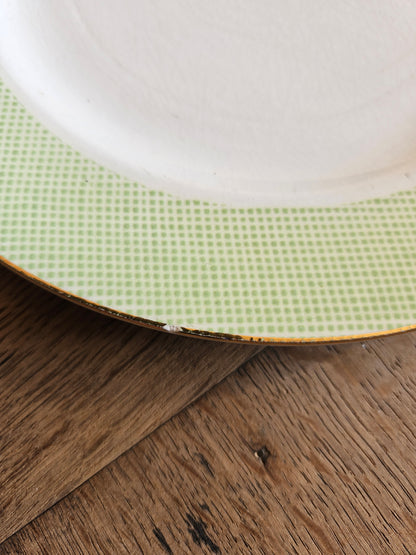 Assiettes plates dépareillées, vert pomme et fleurs