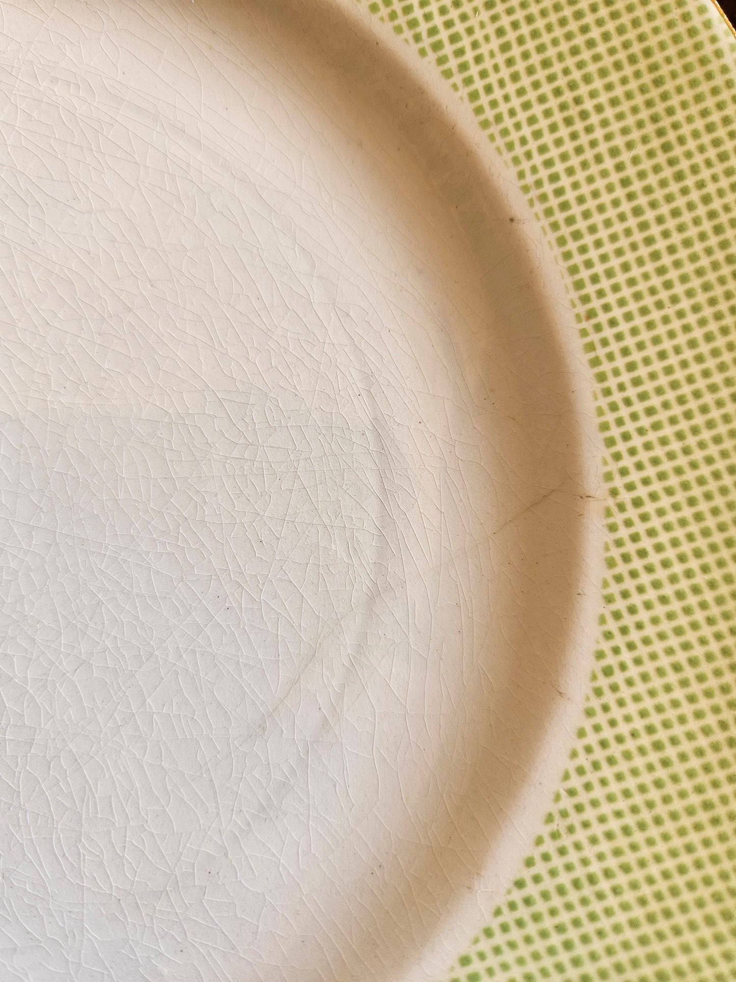 Assiettes plates dépareillées, vert pomme et fleurs