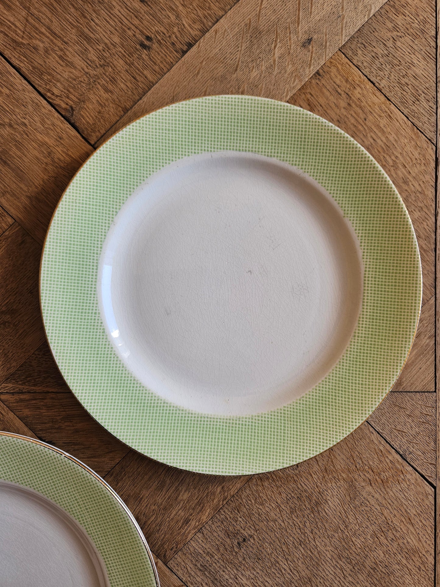 Assiettes plates dépareillées, vert pomme et fleurs