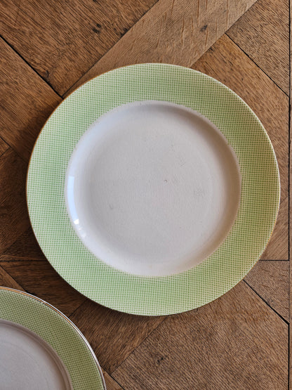 Assiettes plates dépareillées, vert pomme et fleurs