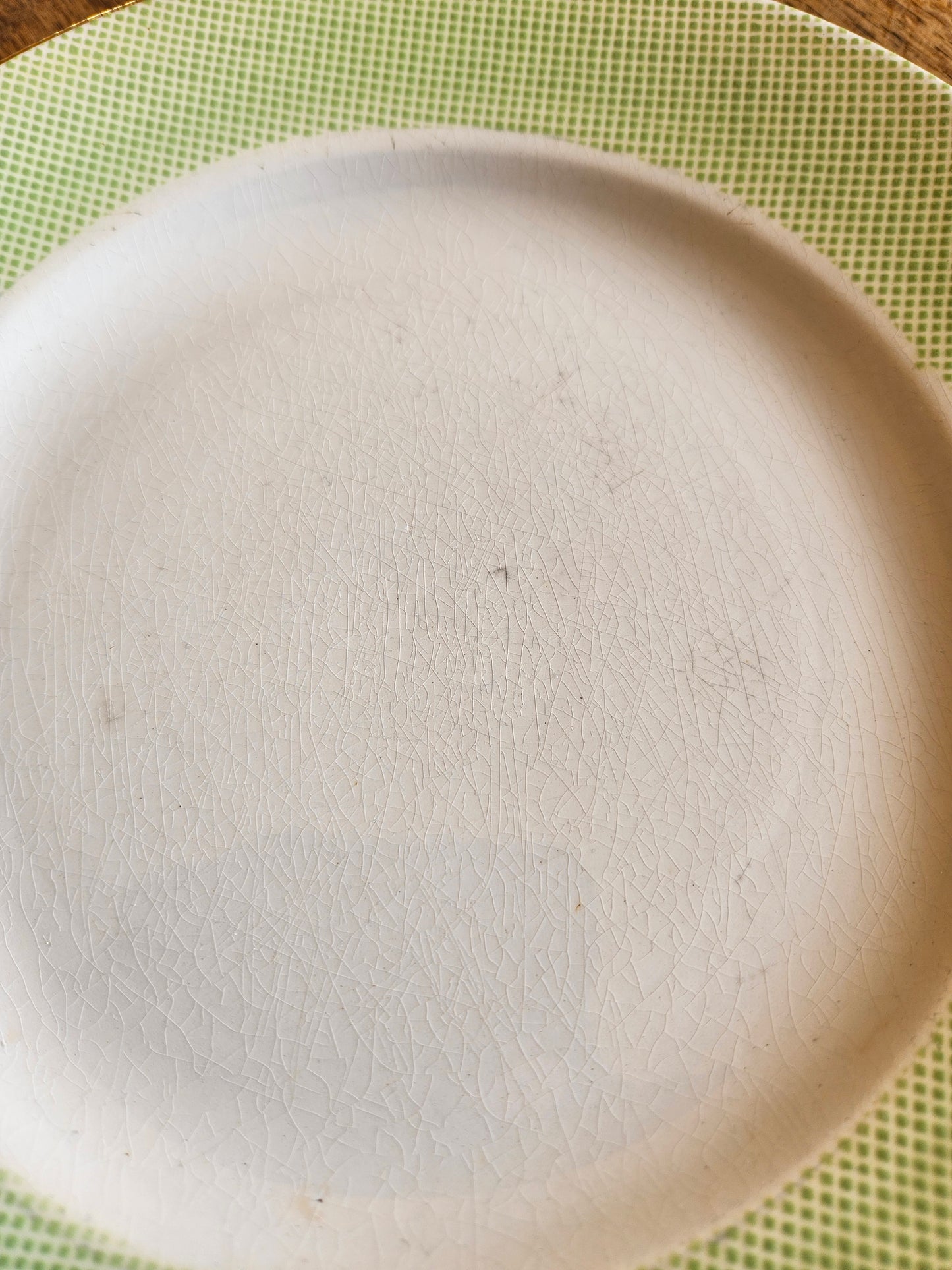 Assiettes plates dépareillées, vert pomme et fleurs