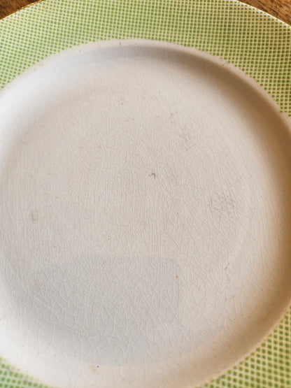 Assiettes plates dépareillées, vert pomme et fleurs