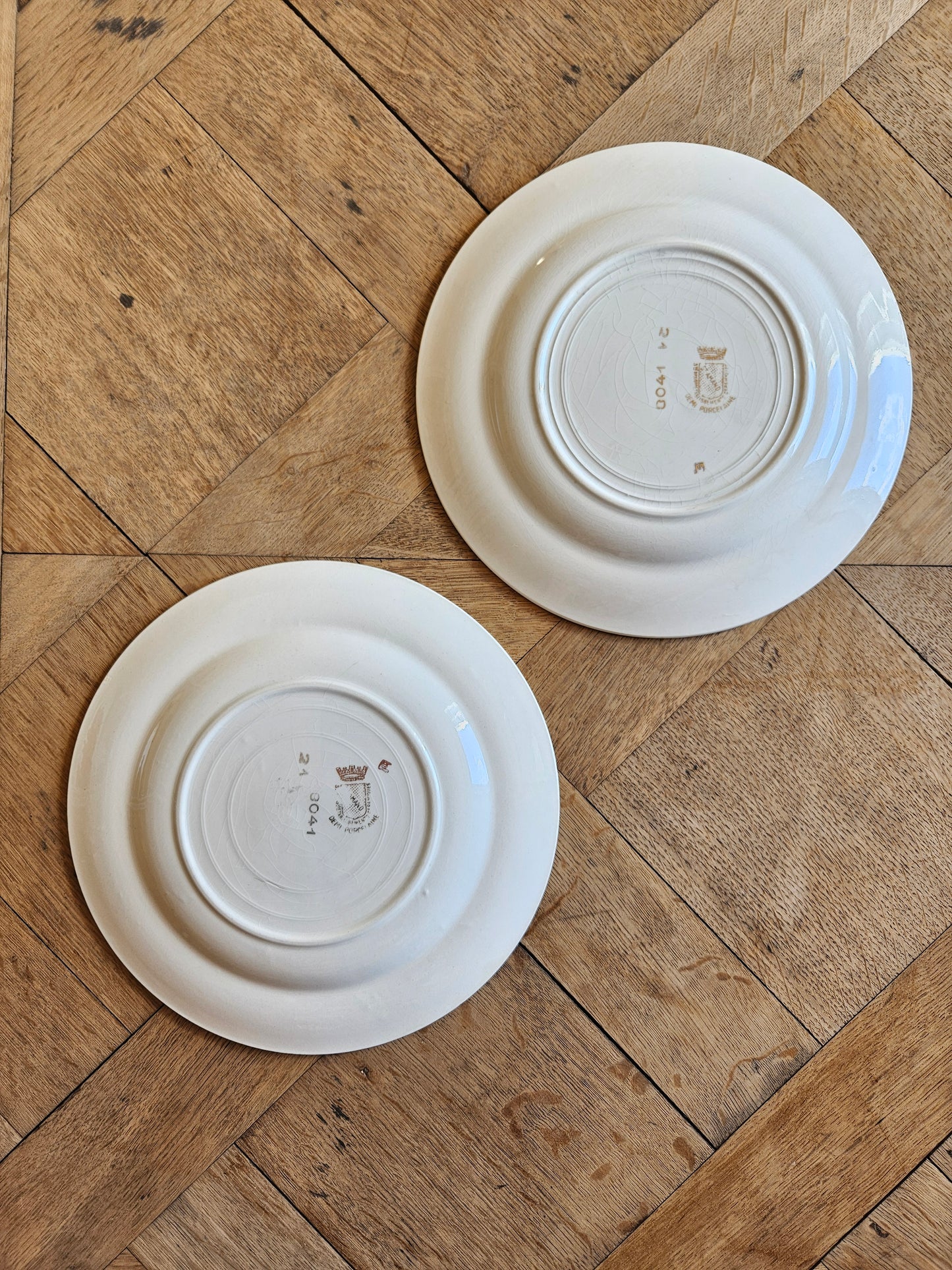 Assiettes plates dépareillées, vert pomme et fleurs