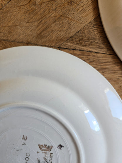 Assiettes plates dépareillées, vert pomme et fleurs